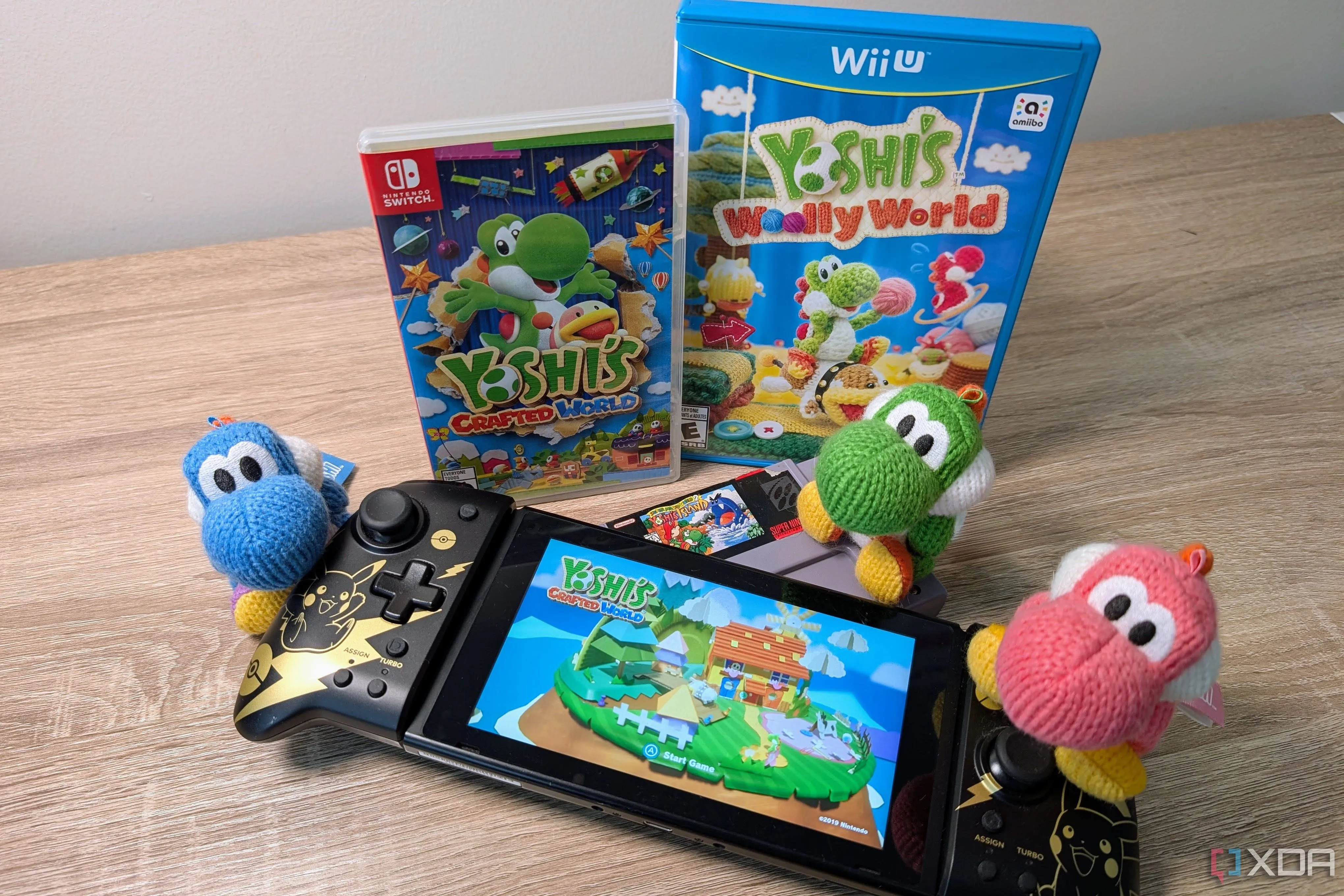 Ba chú Yoshi nhiều màu sắc trên nền một chiếc Nintendo Switch có hình Yoshi