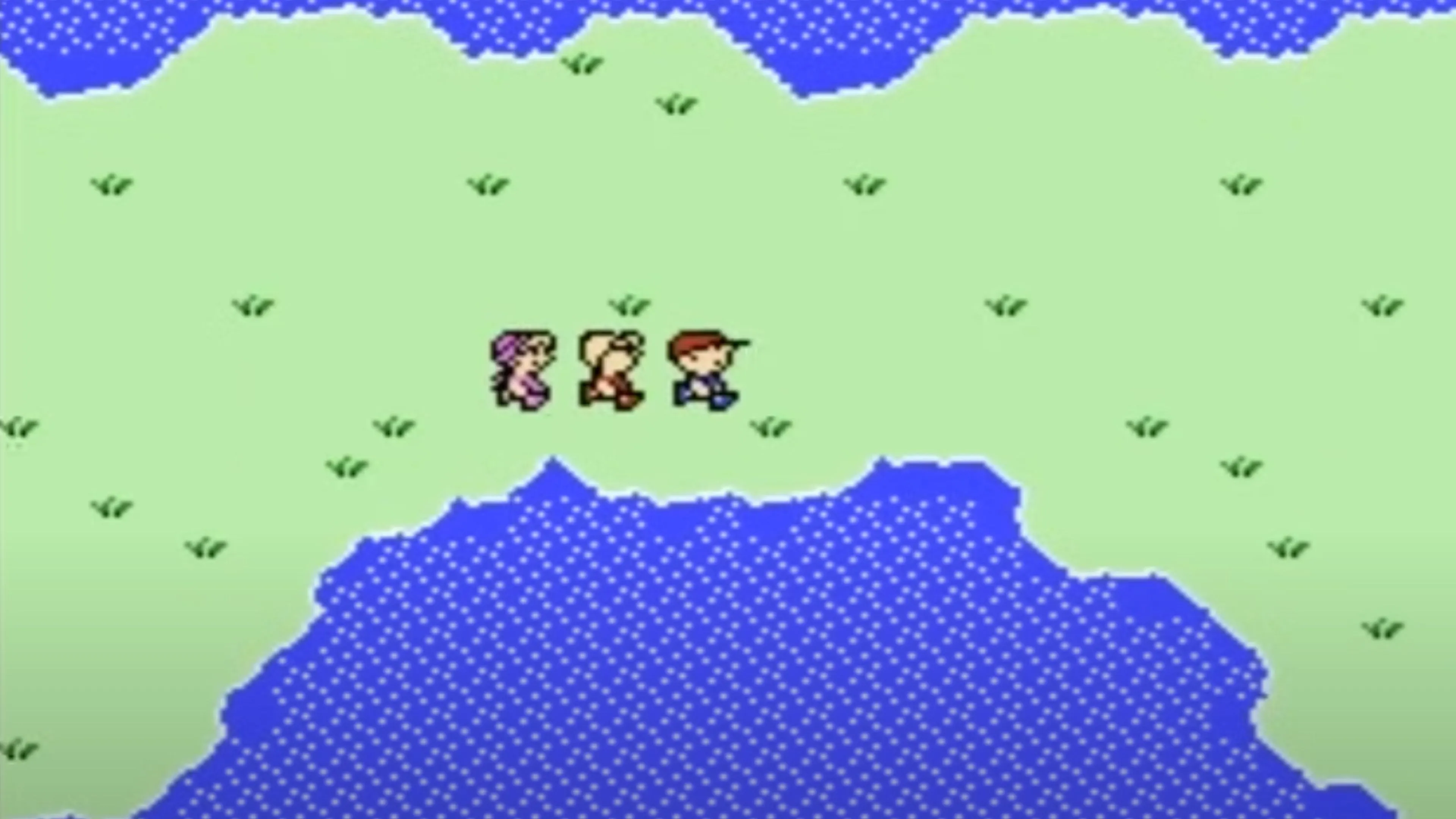 Ba nhân vật chính của Earthbound Beginnings đang đi trên một con đường trong môi trường đồ họa pixel quen thuộc của tựa game JRPG này.