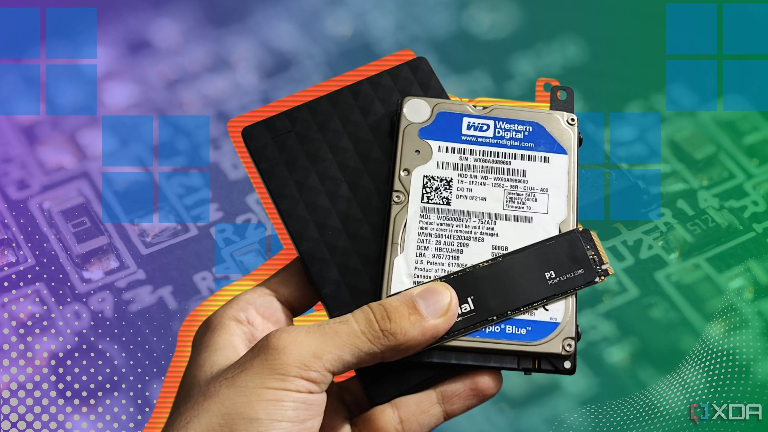 Ba ổ cứng HDD được giữ trong tay, minh họa cho giải pháp lưu trữ lạnh vật lý (cold storage) để sao lưu dữ liệu offsite