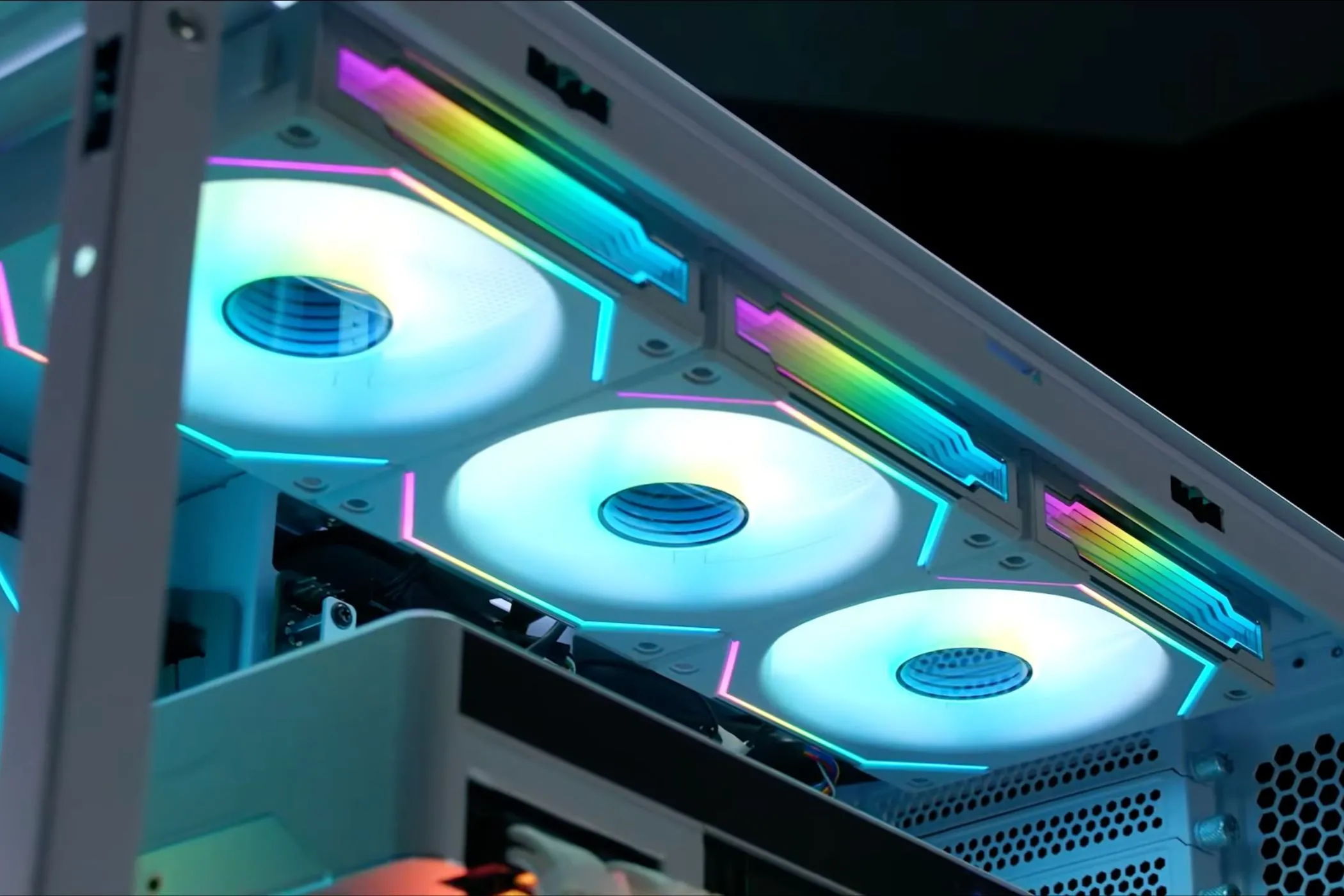 Ba quạt Lian Li UNI SL-INFI120 với hiệu ứng RGB đẹp mắt được lắp trong thùng PC, nhắc nhở cân nhắc cả hiệu năng.