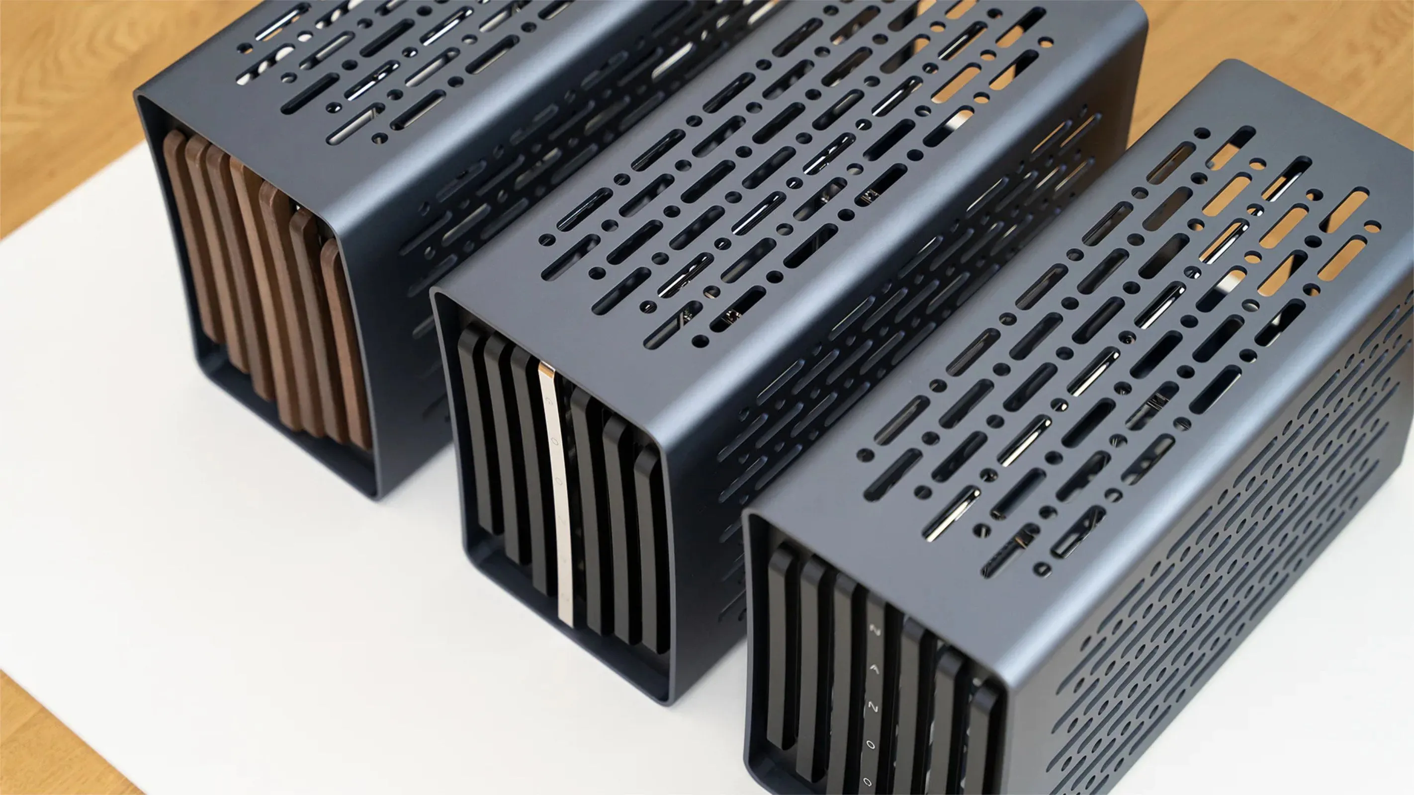 Ba vỏ case Thor-Zone Nanoq R màu trắng xếp thẳng hàng trên bàn, nhấn mạnh thiết kế thẩm mỹ tối giản của các mẫu case SFF