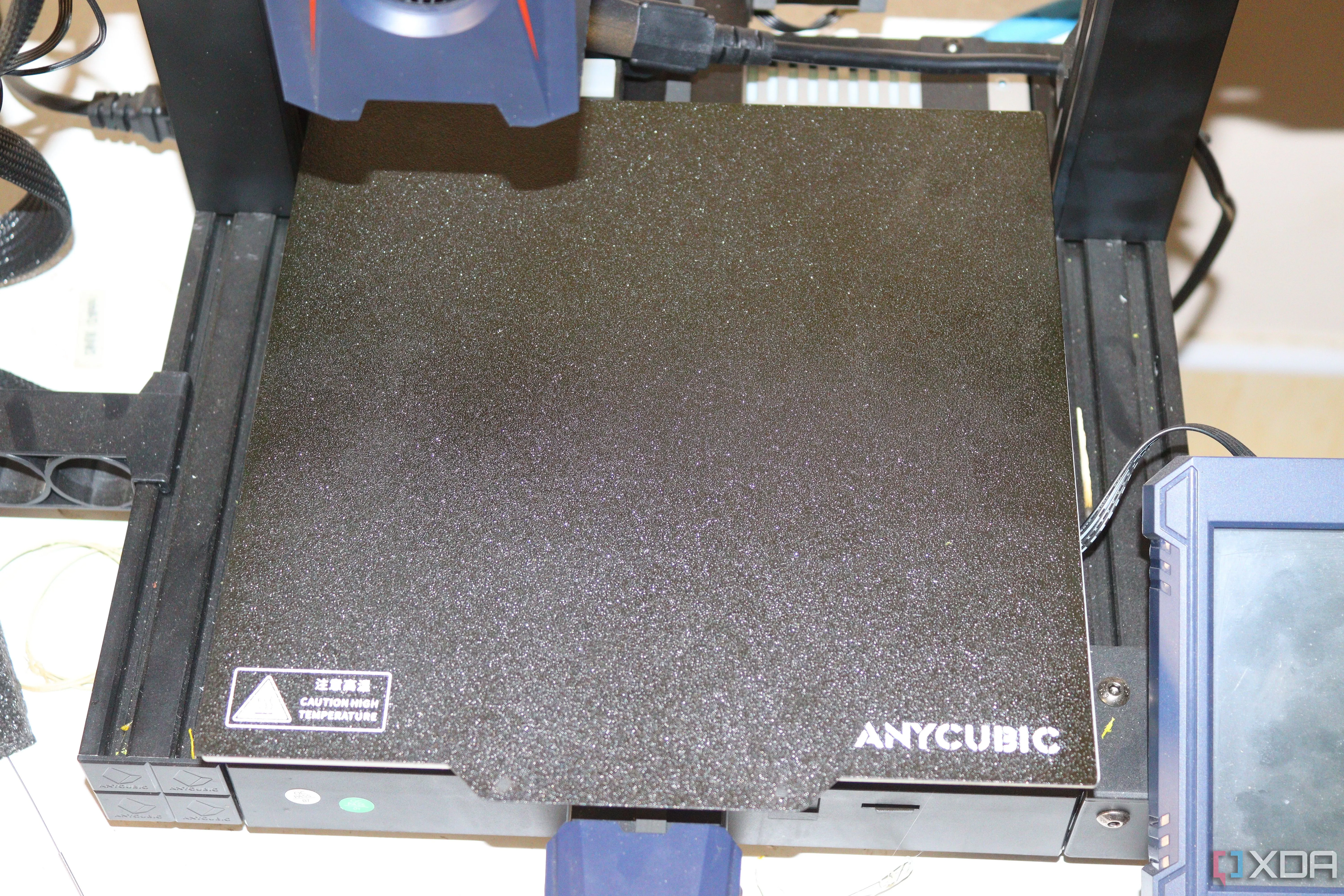 Bàn in của máy in 3D Anycubic đang được cân chỉnh, thể hiện tầm quan trọng của việc cân bằng bàn in cho lớp đầu tiên hoàn hảo