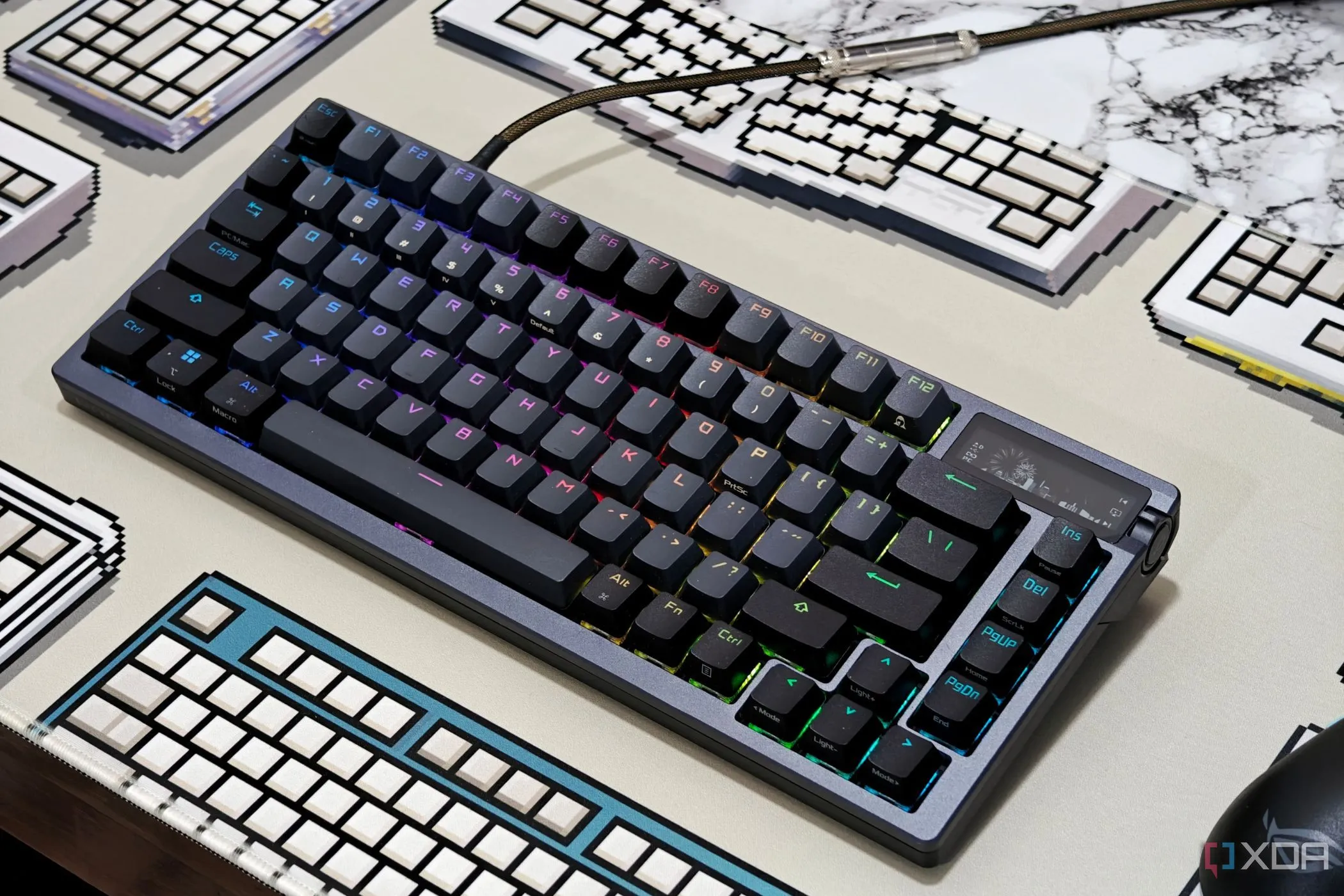 Bàn phím ASUS ROG Azoth đặt trên bàn làm việc, minh họa thiết bị ngoại vi không dây cao cấp