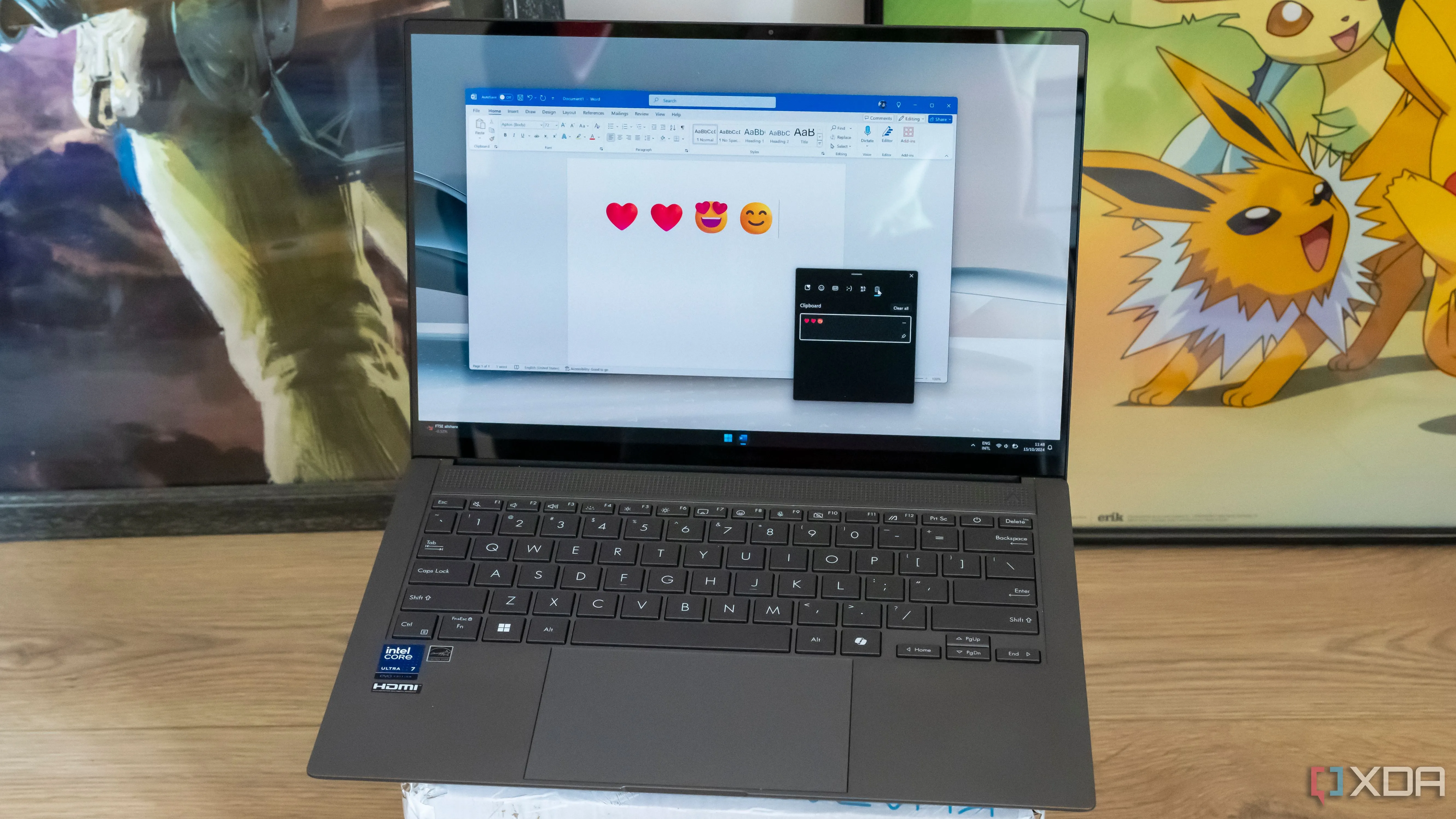 Bàn phím biểu tượng cảm xúc và bảng điều khiển Clipboard trong Microsoft Word hiển thị các nội dung đã sao chép