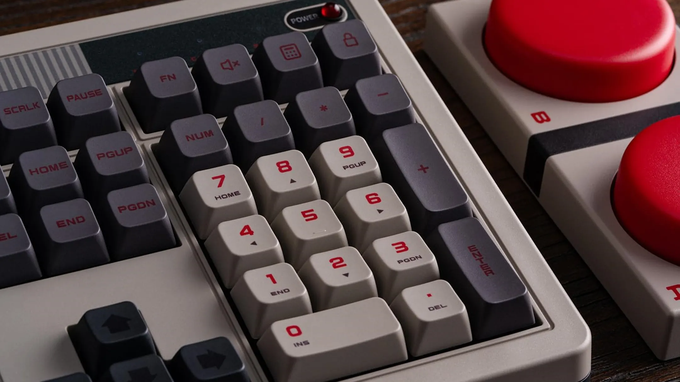 Bàn phím cơ 8bitdo phong cách retro và numpad, thể hiện sự kết hợp hài hòa với thẩm mỹ của một dàn PC SFF