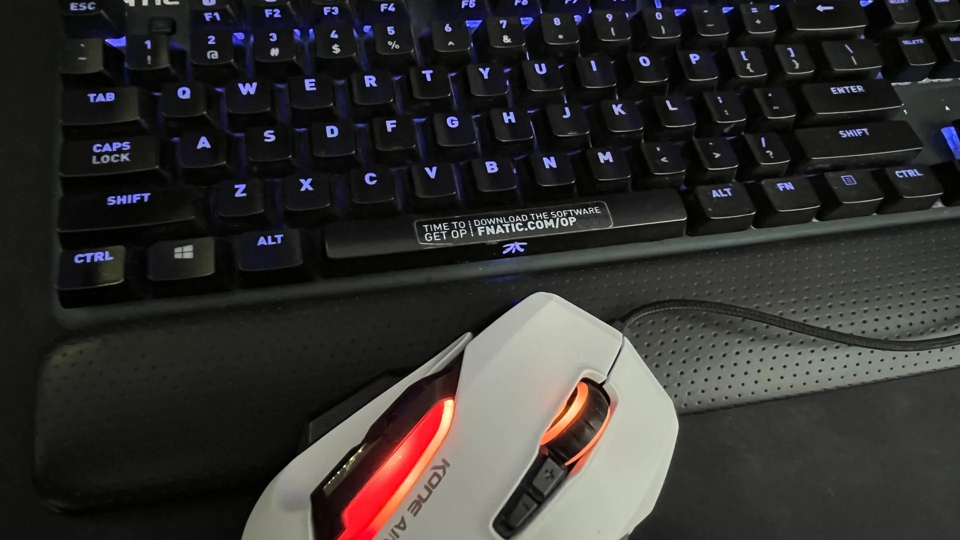 Bàn phím cơ RGB và chuột gaming Roccat, tượng trưng cho linh kiện PC gaming đắt đỏ