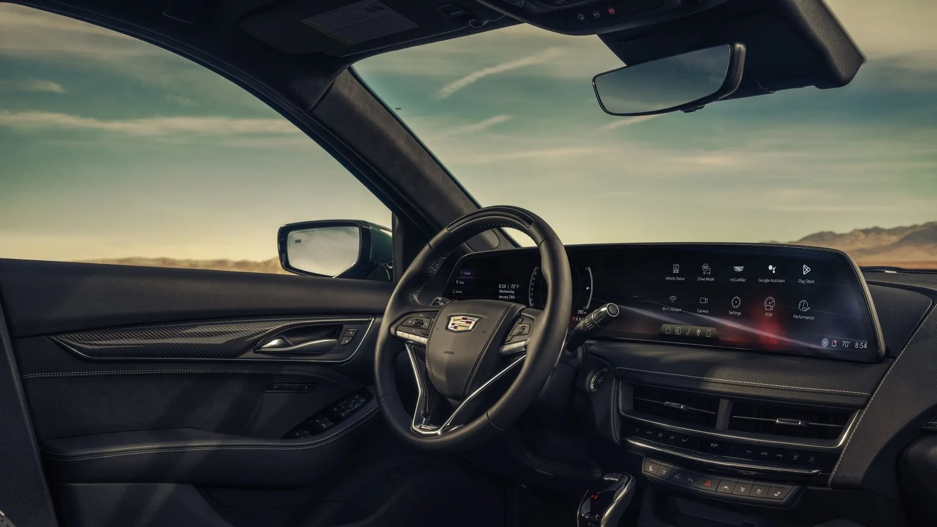 Bảng điều khiển nội thất 2025 Cadillac CT5-V với màn hình cong 33 inch độ phân giải 9K, tích hợp đồng hồ và thông tin giải trí.