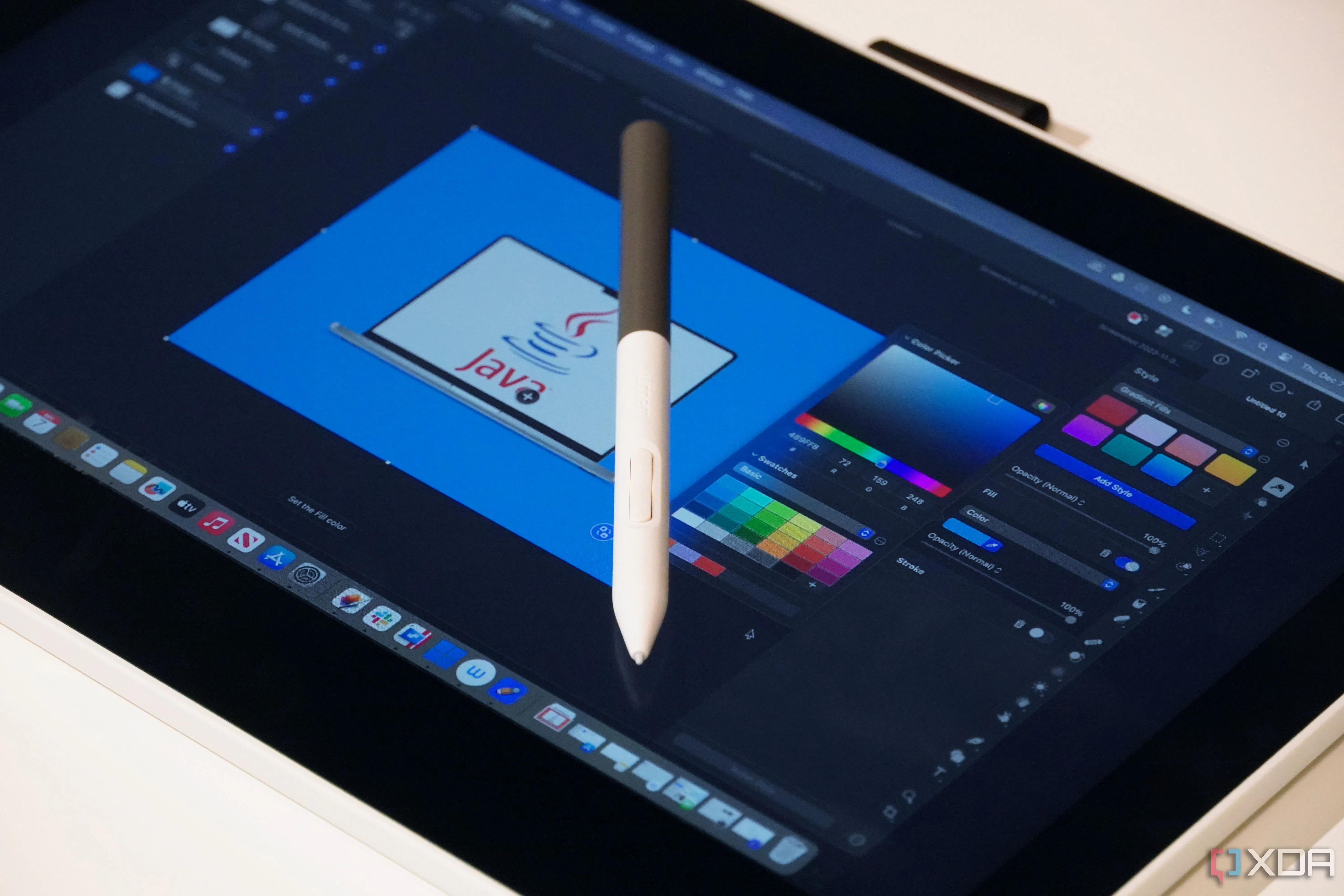 Bảng vẽ Wacom One hiển thị Pixelmator Pro và bút cảm ứng