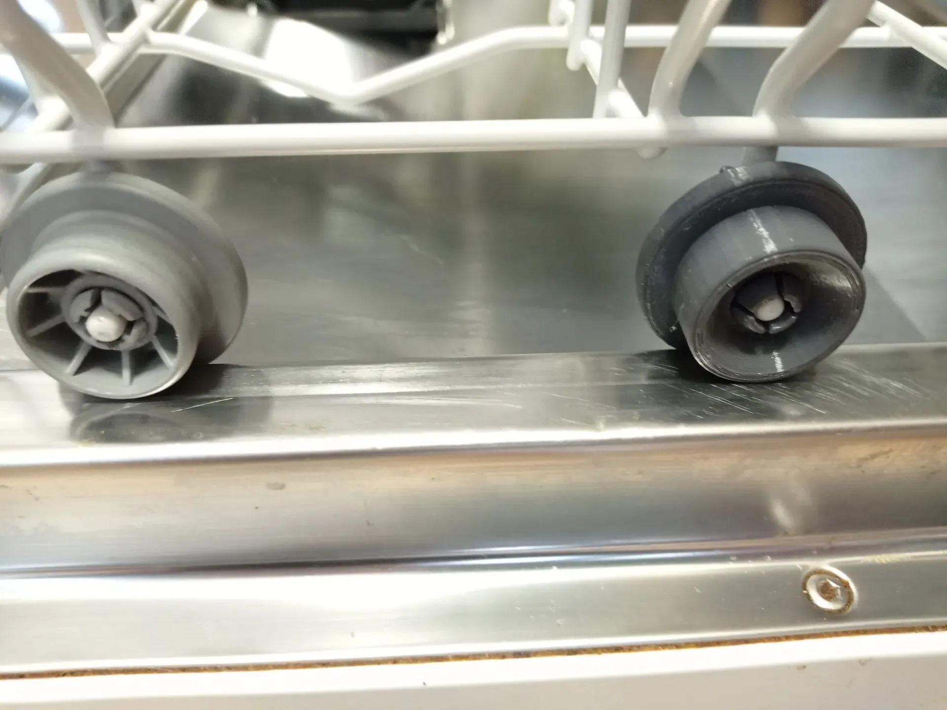 Bánh xe khay máy rửa chén bị hỏng được in 3D thay thế bằng nhựa PETG