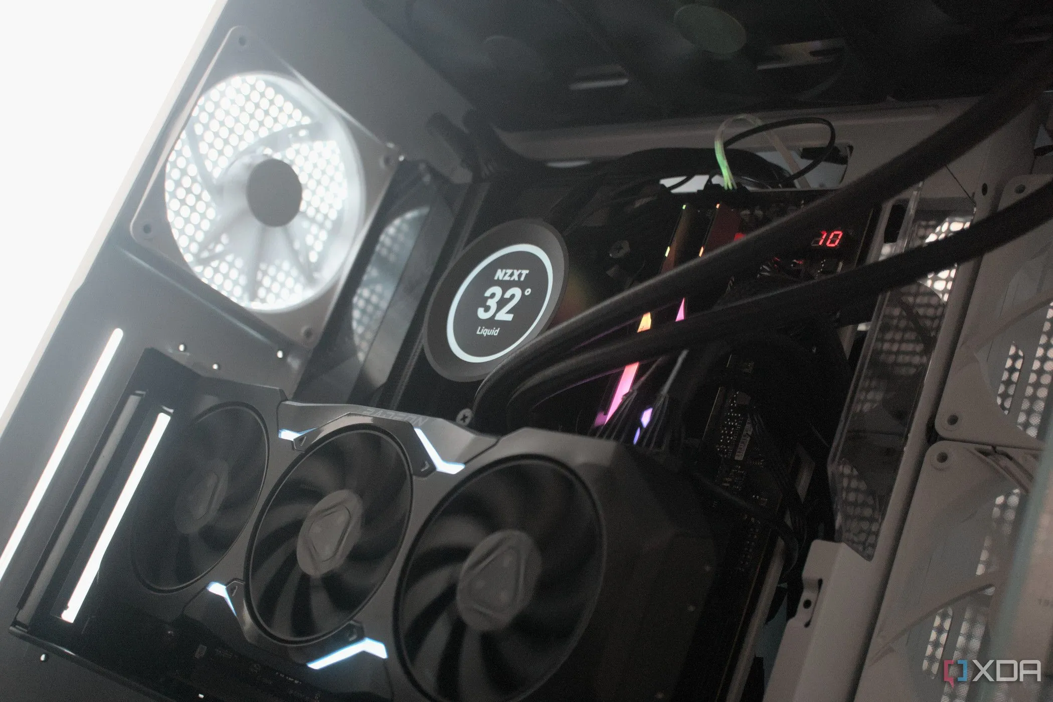Bên trong case NZXT H9 Flow với linh kiện PC được lắp đặt gọn gàng, thể hiện một hệ thống máy tính hiện đại
