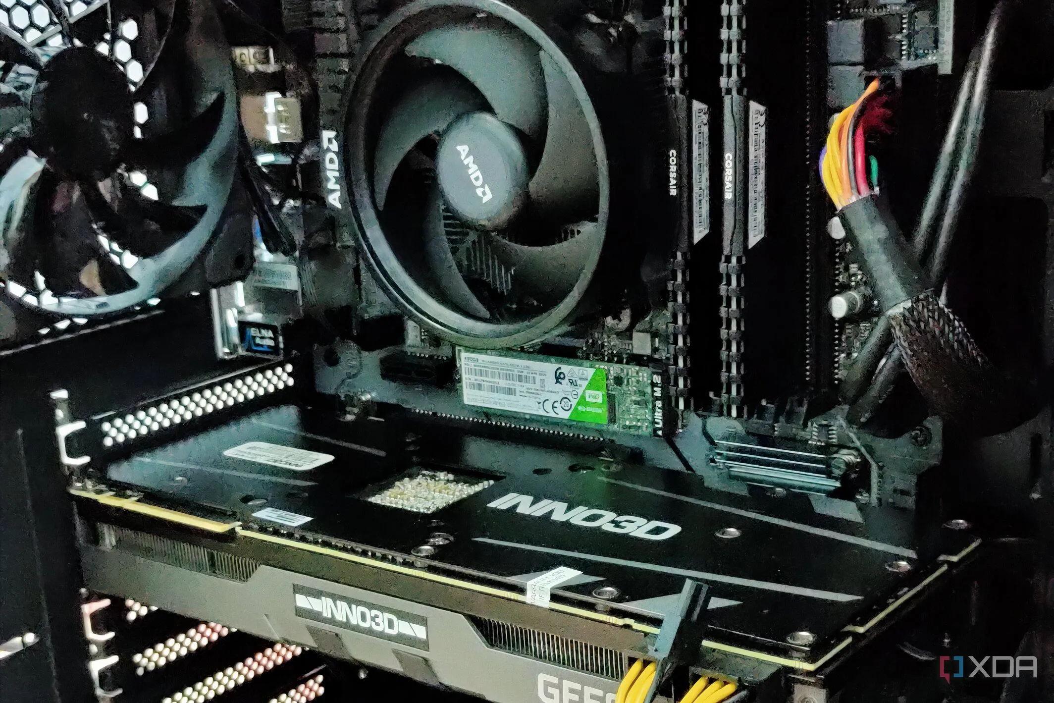 Bên trong một cỗ máy tính chơi game với card đồ họa RTX 2070 Super và ổ cứng SSD.