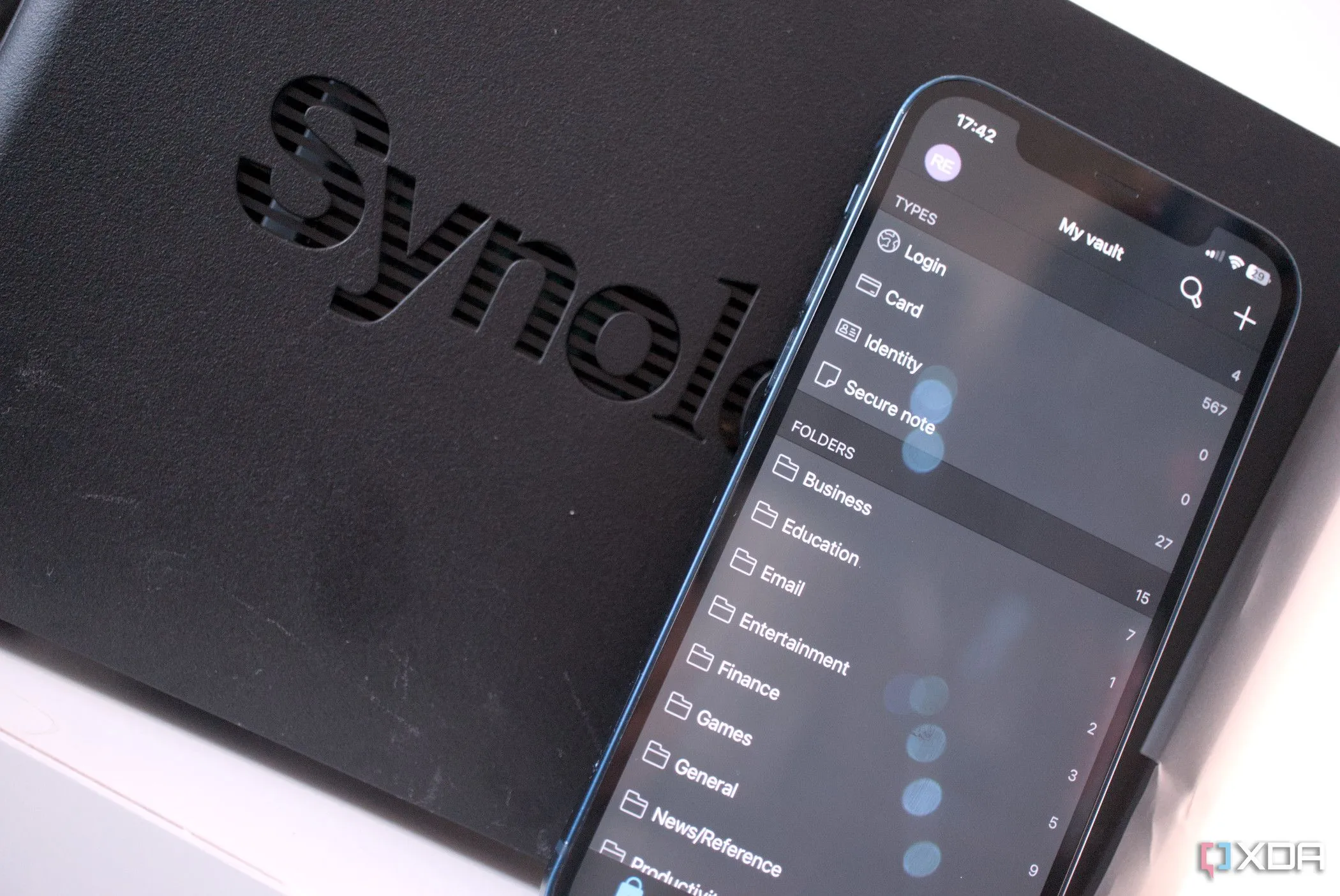 Biểu tượng Bitwarden và Synology NAS, minh họa cài đặt Vaultwarden tự host