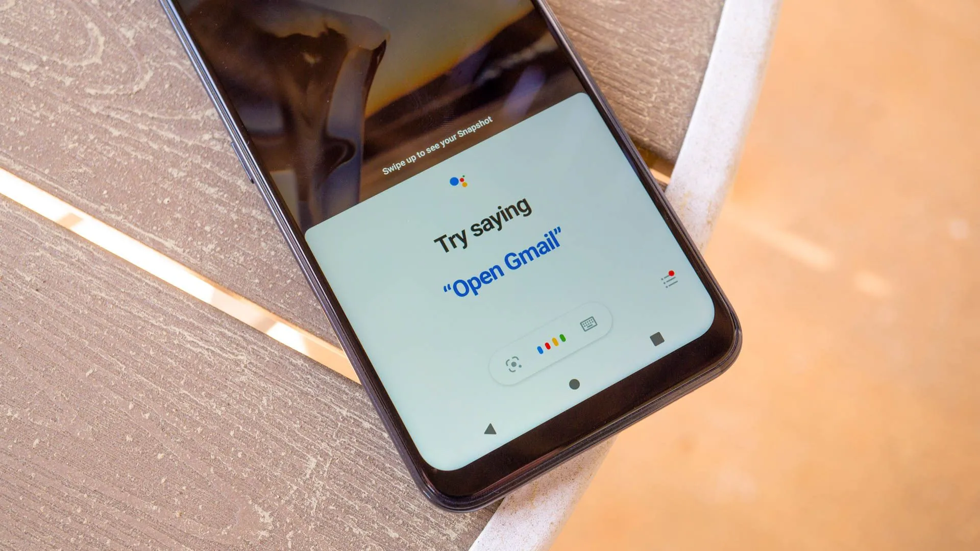 Biểu tượng Google Assistant trên màn hình điện thoại, thể hiện sự thay đổi trong tương lai
