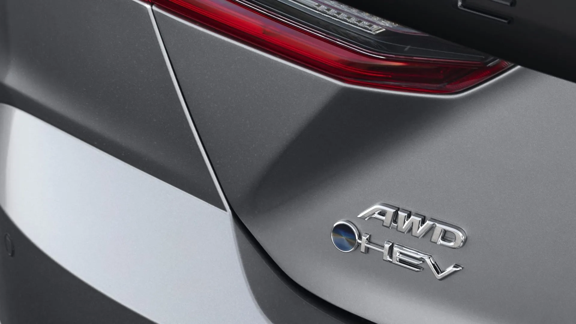 Biểu tượng Hybrid trên đuôi xe Toyota Camry 2025