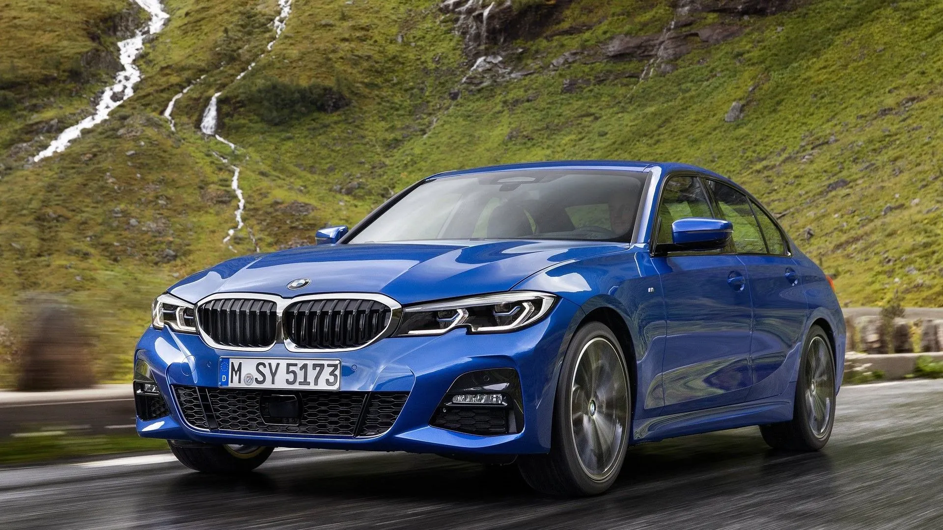 BMW 3-Series 2019 thế hệ G20 màu trắng sang trọng nhìn từ góc 3/4 phía trước trên đường