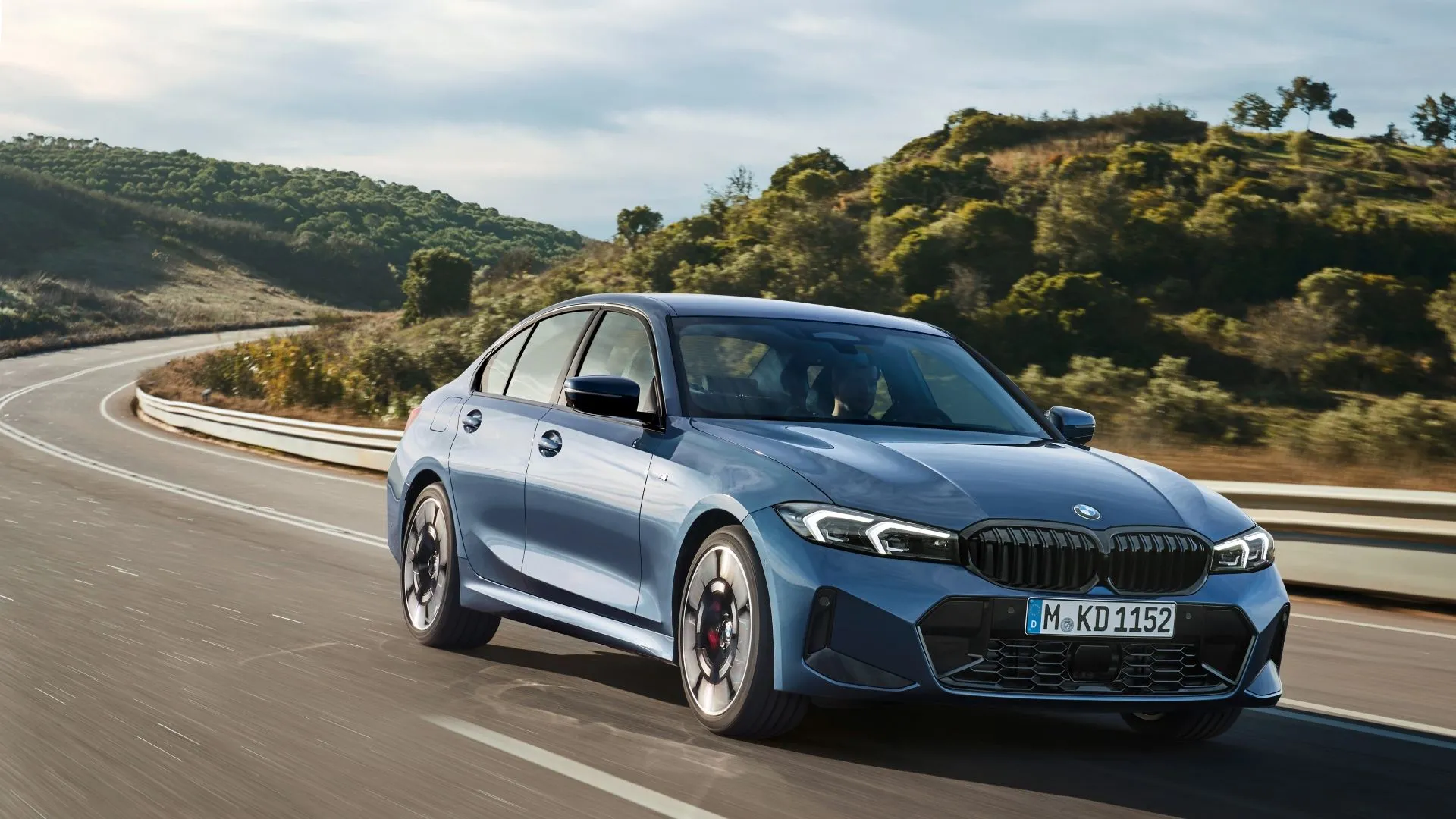 BMW 3-Series 2025 đang vận hành trên đường, thể hiện khả năng lái thể thao và linh hoạt