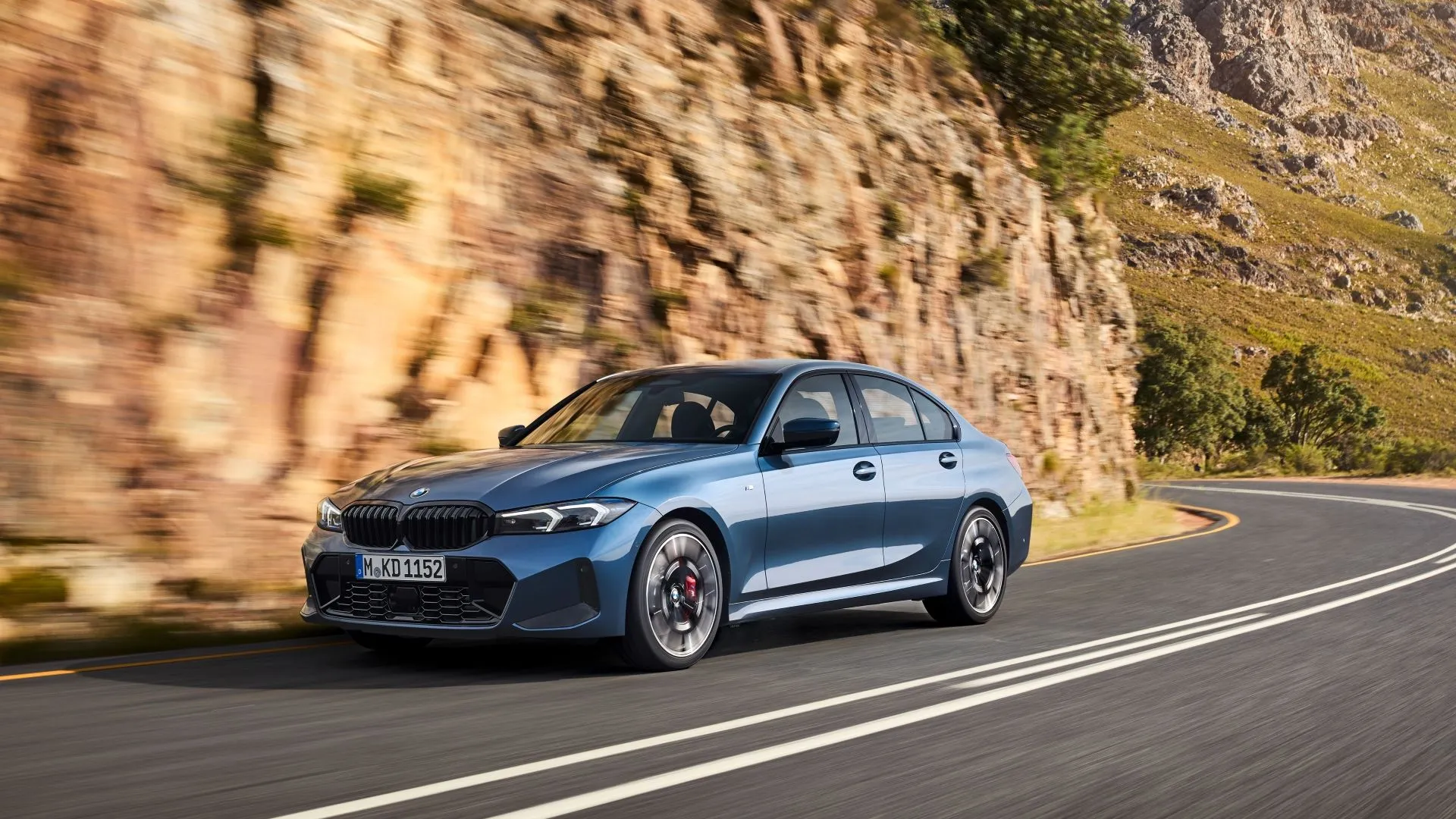 BMW 330i xDrive 2025 màu trắng tinh tế, biểu tượng của sedan thể thao hạng sang