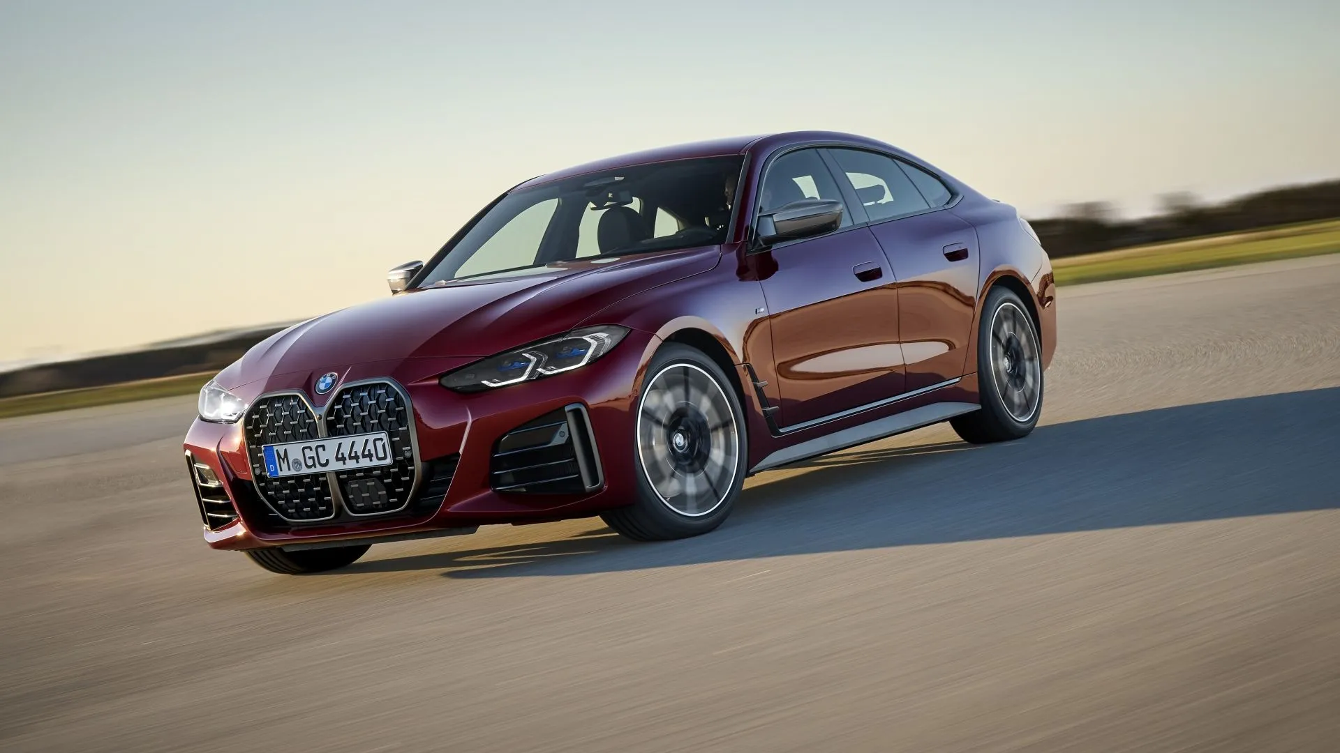 BMW 4-Series Gran Coupe 2025 màu xanh dương đậm, góc 3/4 phía trước, đang di chuyển