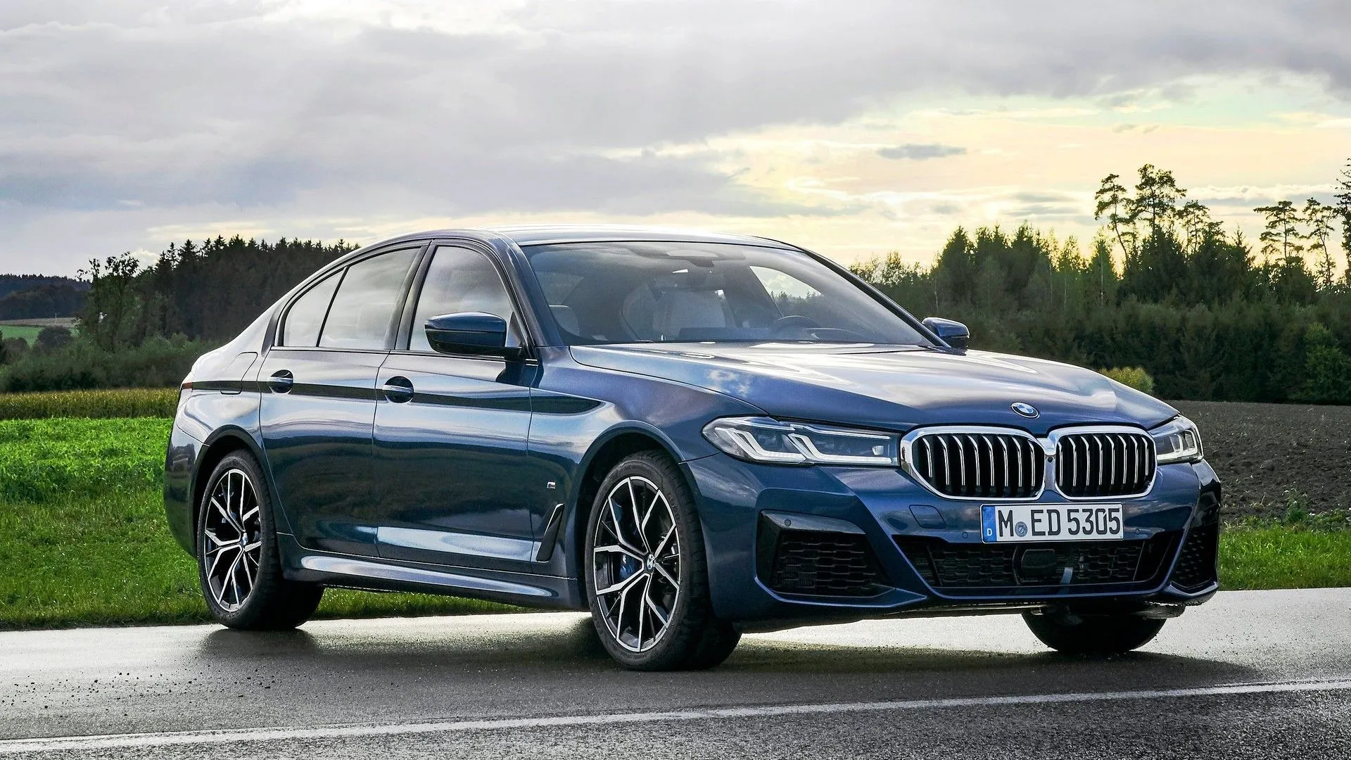 BMW 5-Series đời 2021 màu xanh dương nổi bật đang di chuyển