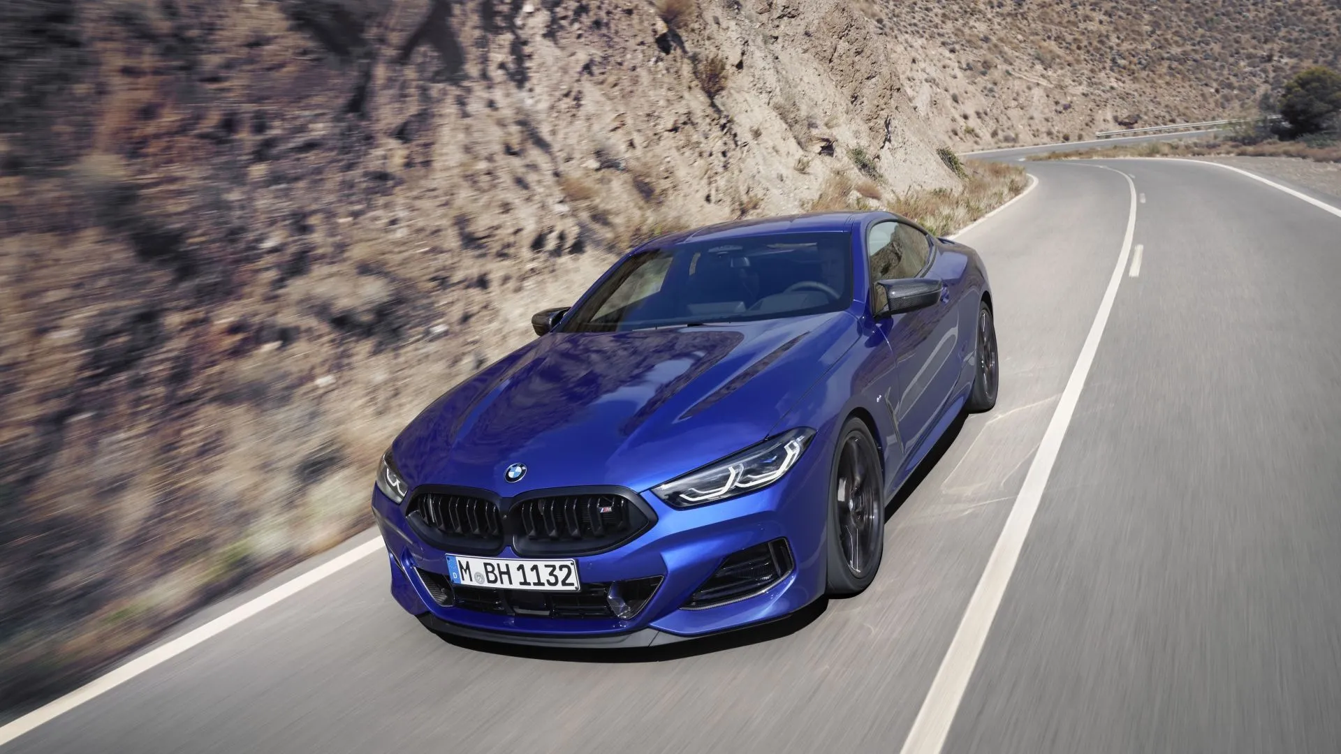 BMW 8-Series 2025 màu xanh ngọc, coupe grand tourer sang trọng và đáng tin cậy