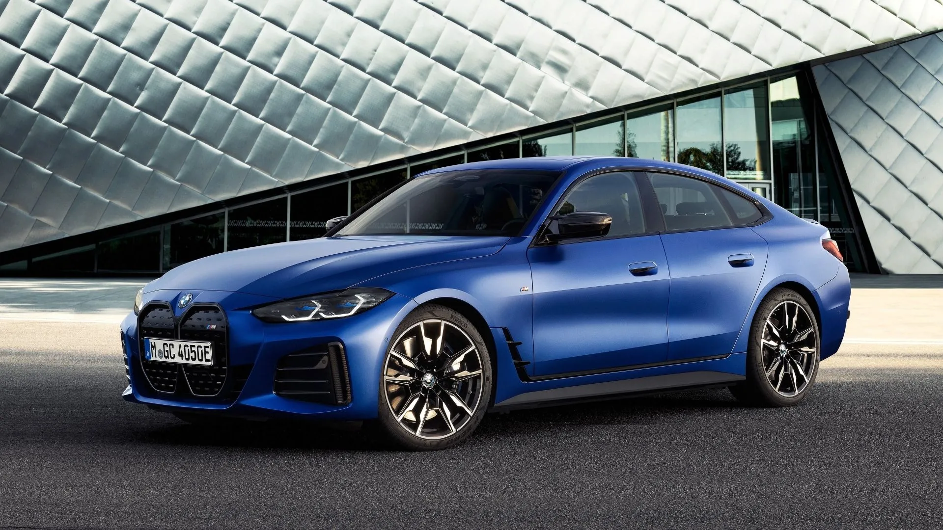 BMW i4 2022 màu đen, mẫu xe điện sang trọng cũ với độ tin cậy cao.