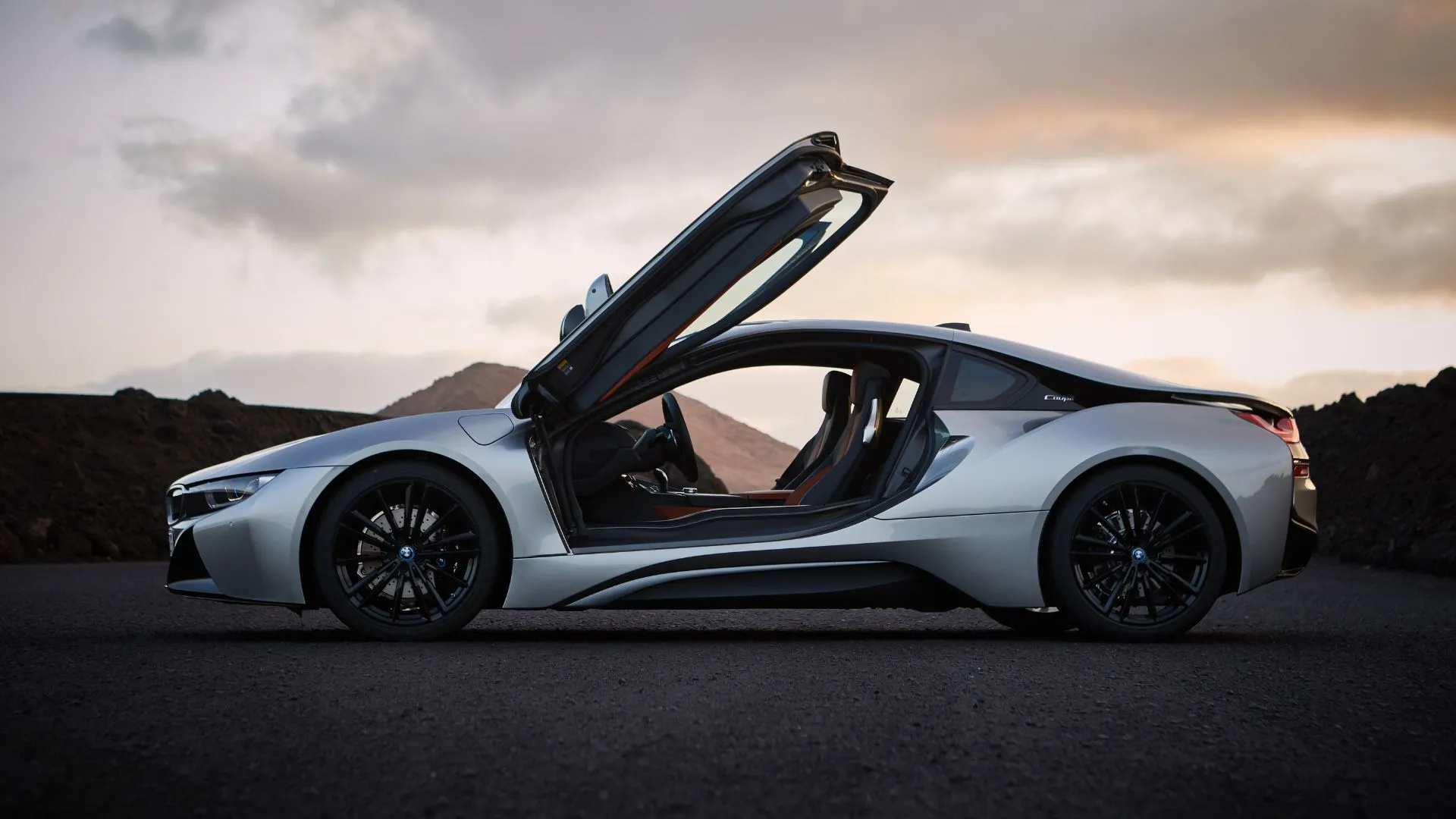 BMW i8 Coupe 2017 màu bạc với cửa cánh chim mở, xe thể thao plug-in hybrid sang trọng.