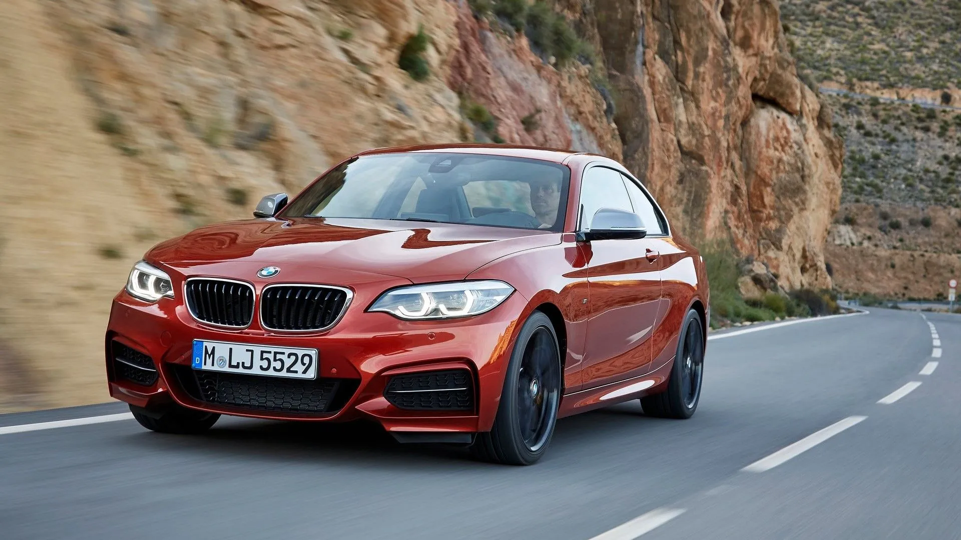 BMW M240i 2020 màu xanh thể thao trên đường cong