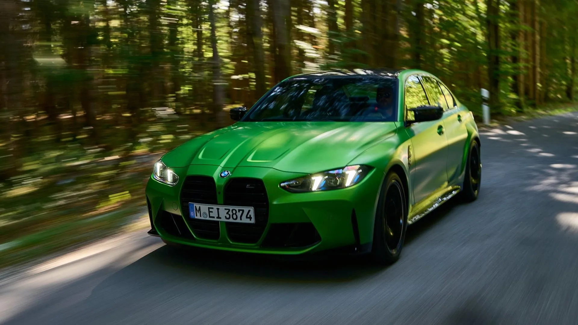 BMW M3 Sedan 2025 màu xanh ngọc trên đường đua