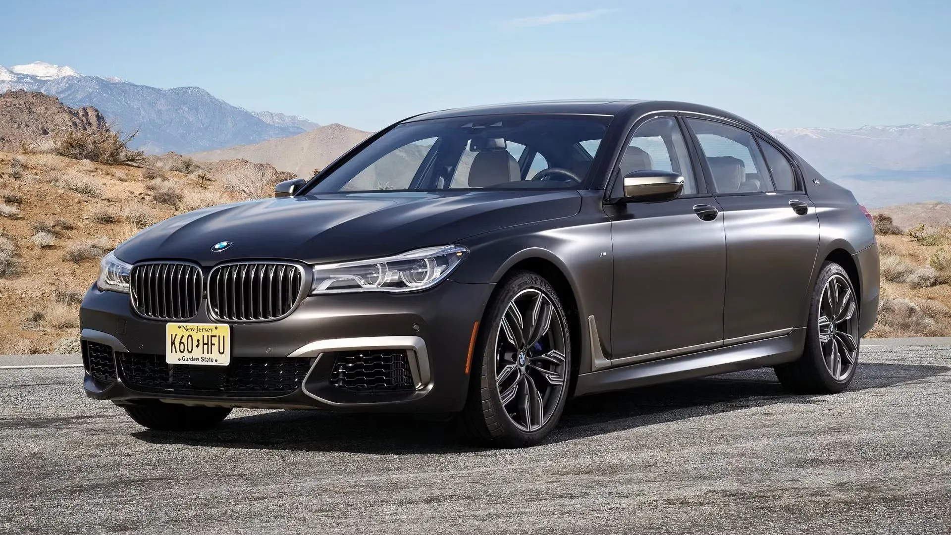 BMW M760i xDrive 2018 màu xám tại sa mạc