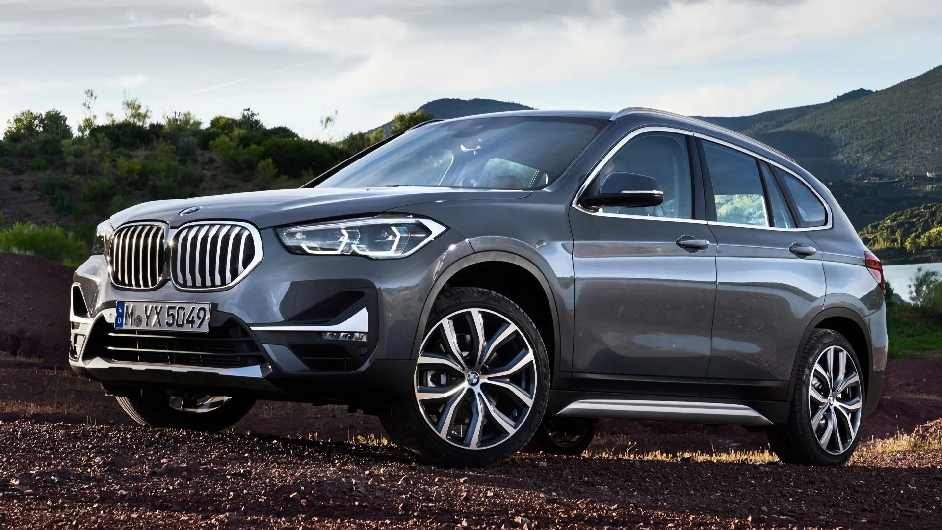 BMW X1 2020 màu trắng, mẫu SUV crossover nhỏ gọn với thiết kế thể thao và nội thất tiện nghi, là lựa chọn xe sang cũ đáng cân nhắc.