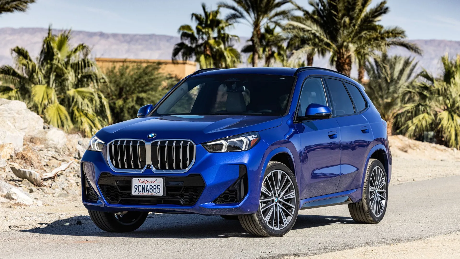 BMW X1 xDrive28i 2025 màu xanh, mẫu SUV nhỏ gọn nhưng rộng rãi, mang lại trải nghiệm lái thể thao