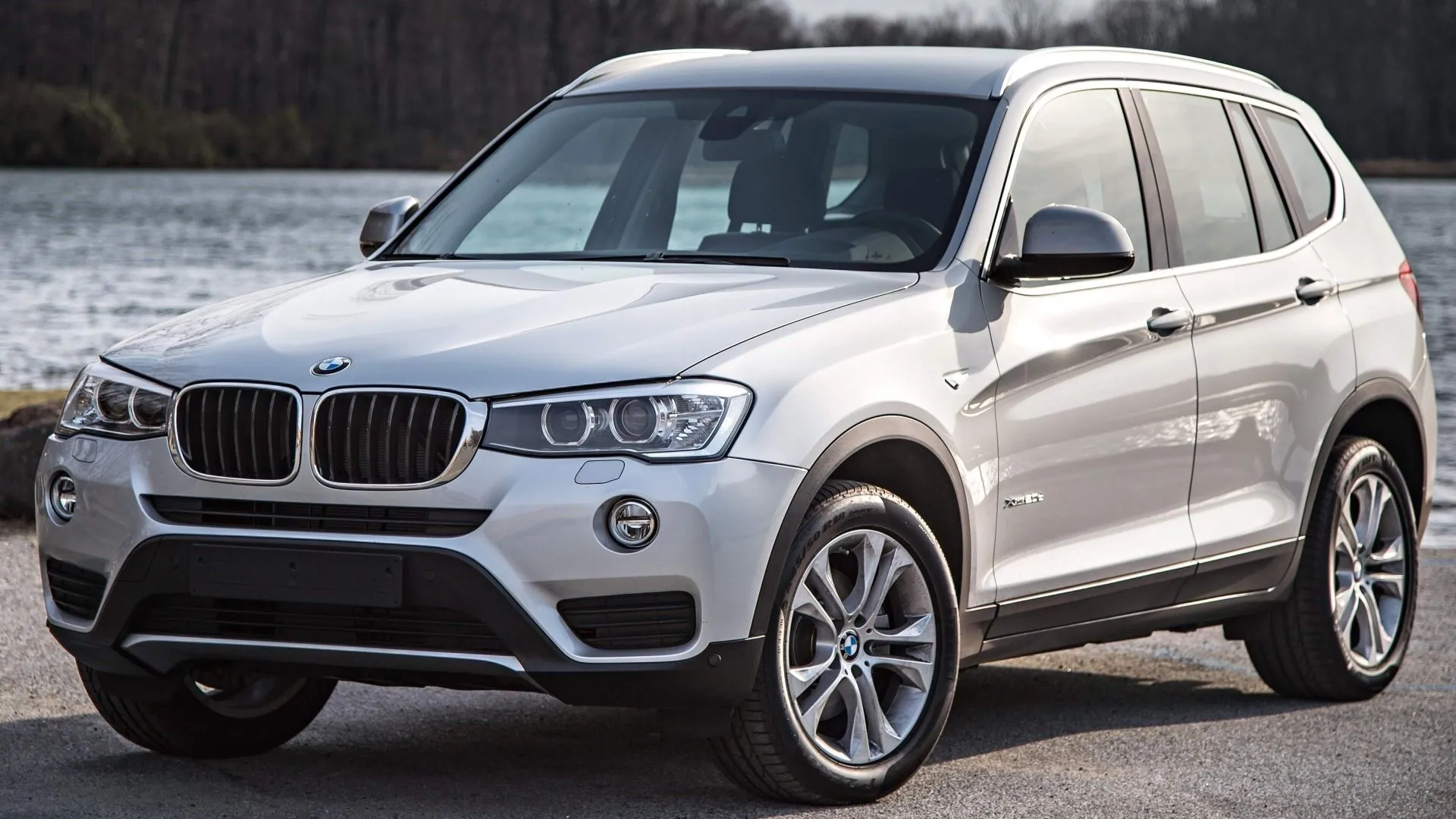 BMW X3 2015 màu bạc trên đường, một trong những lựa chọn SUV hạng sang cũ tối ưu về độ tin cậy.