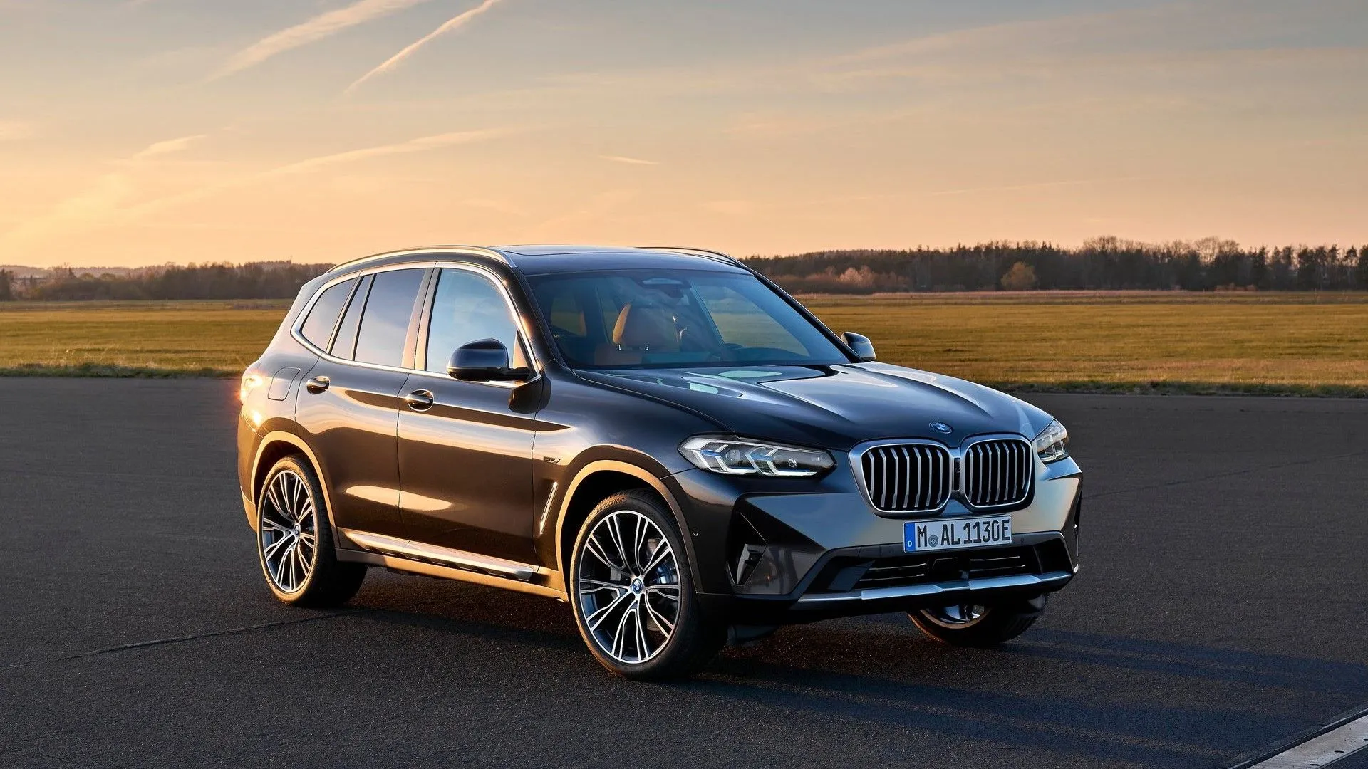 BMW X3 2022 màu trắng ngà từ góc 3/4 phía trước, mẫu SUV hạng sang cân bằng tốt giữa tiện ích và độ tin cậy.