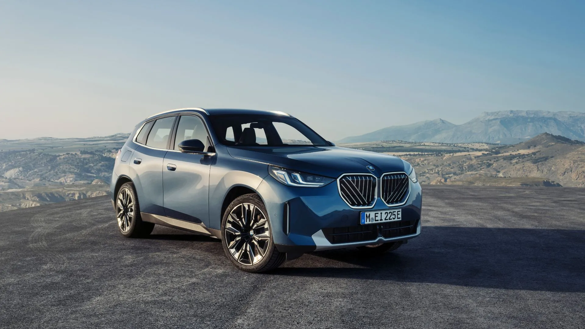 BMW X3 30 xDrive 2025 màu xanh dương với cảnh núi non, SUV phổ biến của BMW