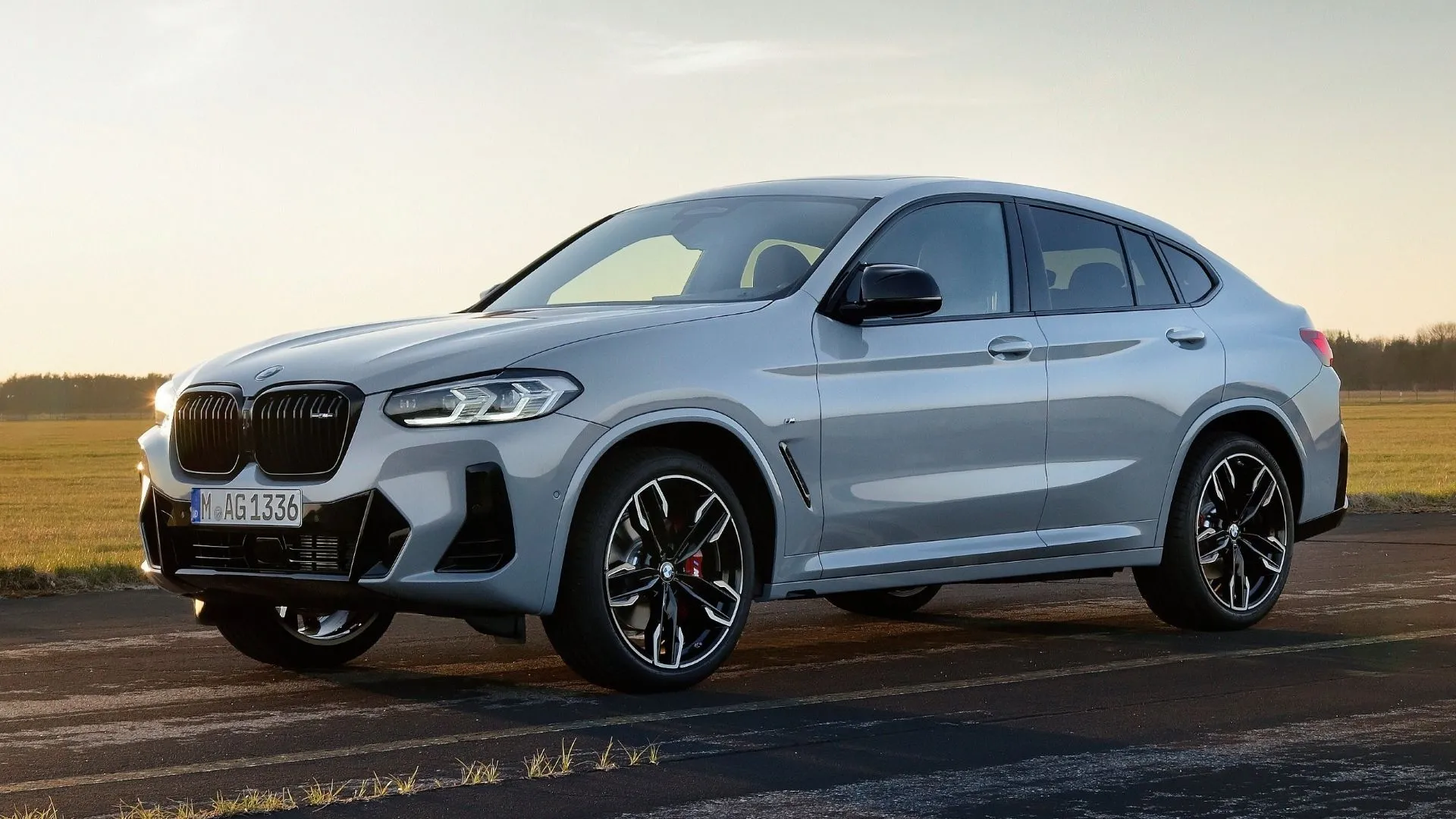 BMW X4 2022 màu xanh đậm từ góc 3/4 phía trước, SUV Coupe hạng sang thể thao với độ tin cậy cao của BMW.