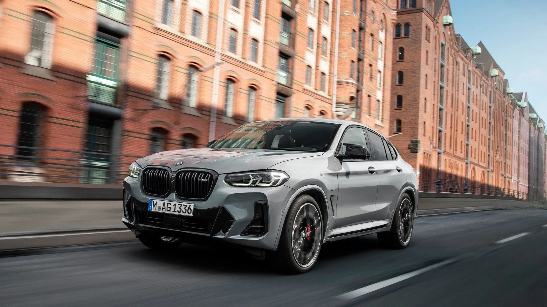 BMW X4 M40i 2022 màu đen với thiết kế coupe thể thao
