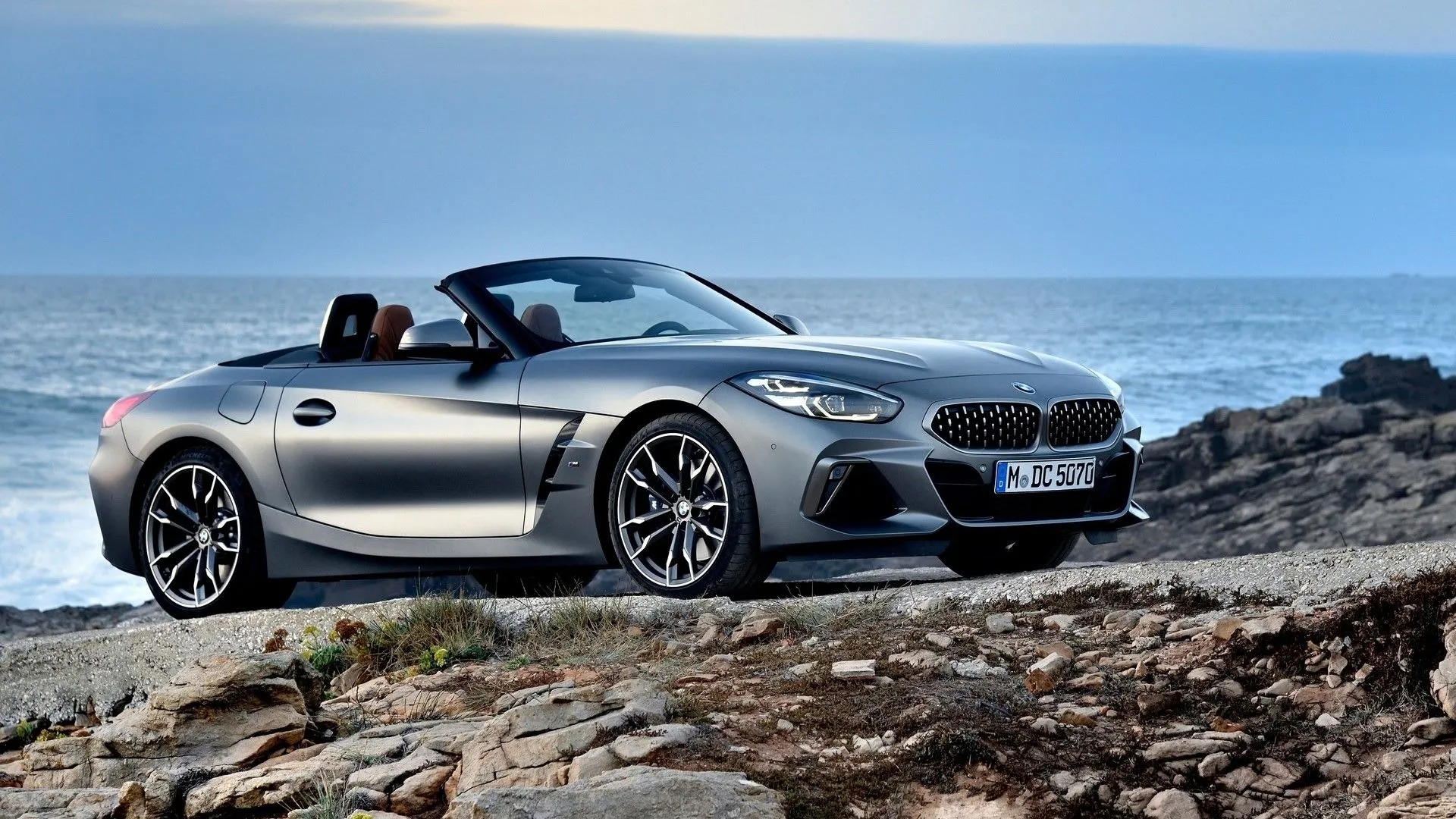 BMW Z4 2019 mui trần thể thao màu xanh dương nổi bật nhìn từ góc 3/4 phía trước