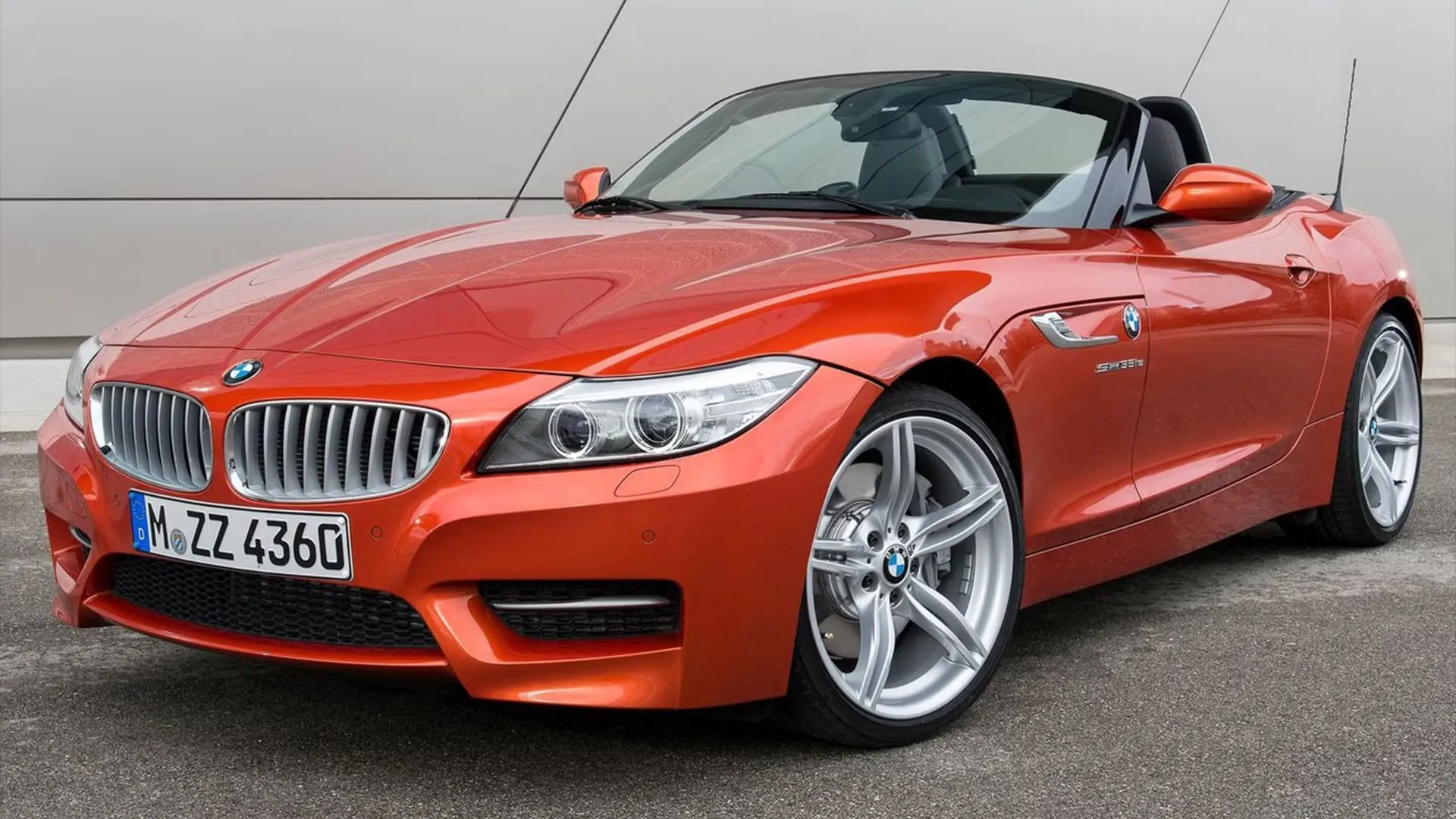 BMW Z4 màu cam với mui hạ