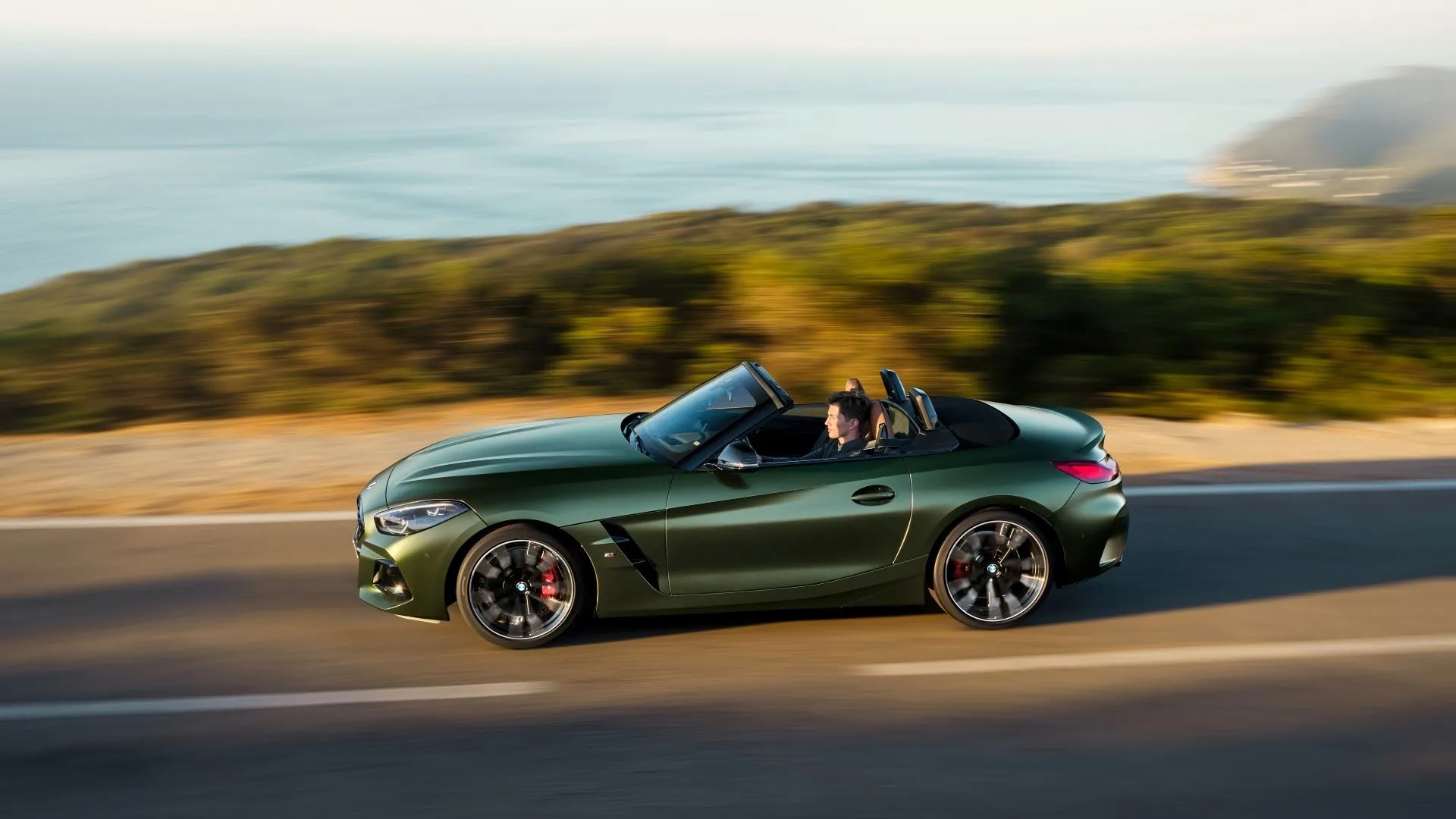 BMW Z4 sDrive30i 2025 với đường nét thanh lịch và thiết kế mui trần