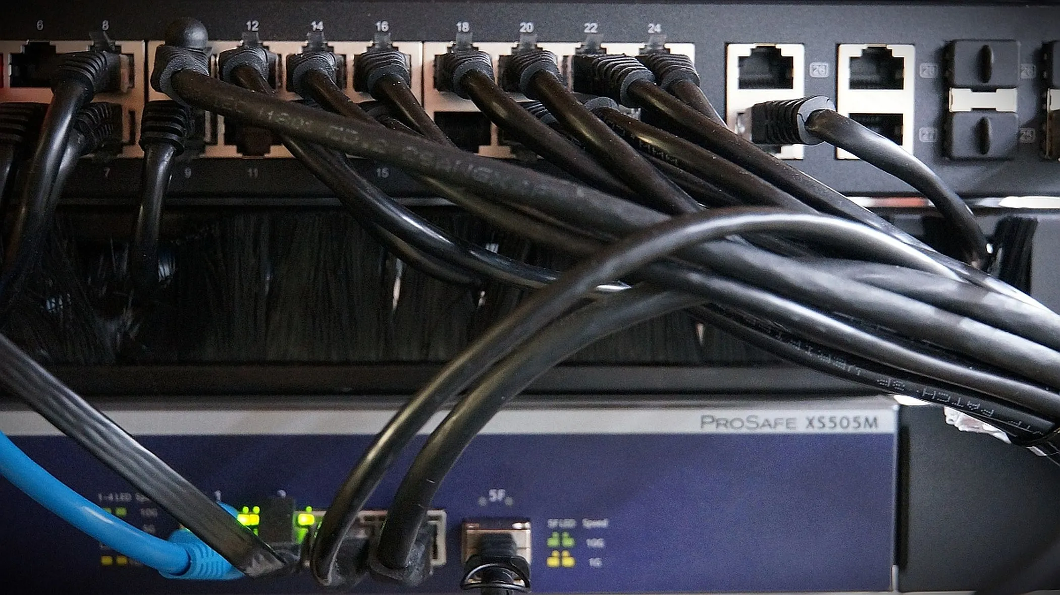 Bộ chuyển mạch mạng Cat6a minh họa thiết bị mạng cần được cấu hình đúng VLAN trunking để đảm bảo client nhận IP hợp lệ thay vì APIPA
