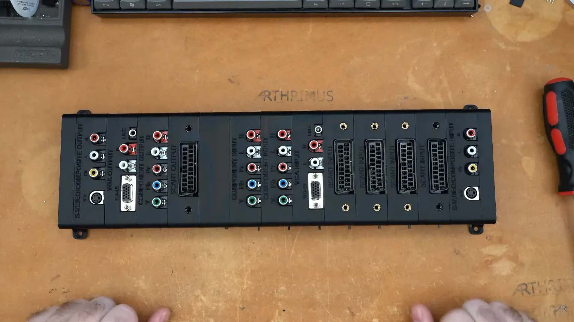 Bộ chuyển mạch video Scalable Video Switch giúp kết nối nhiều console game retro.