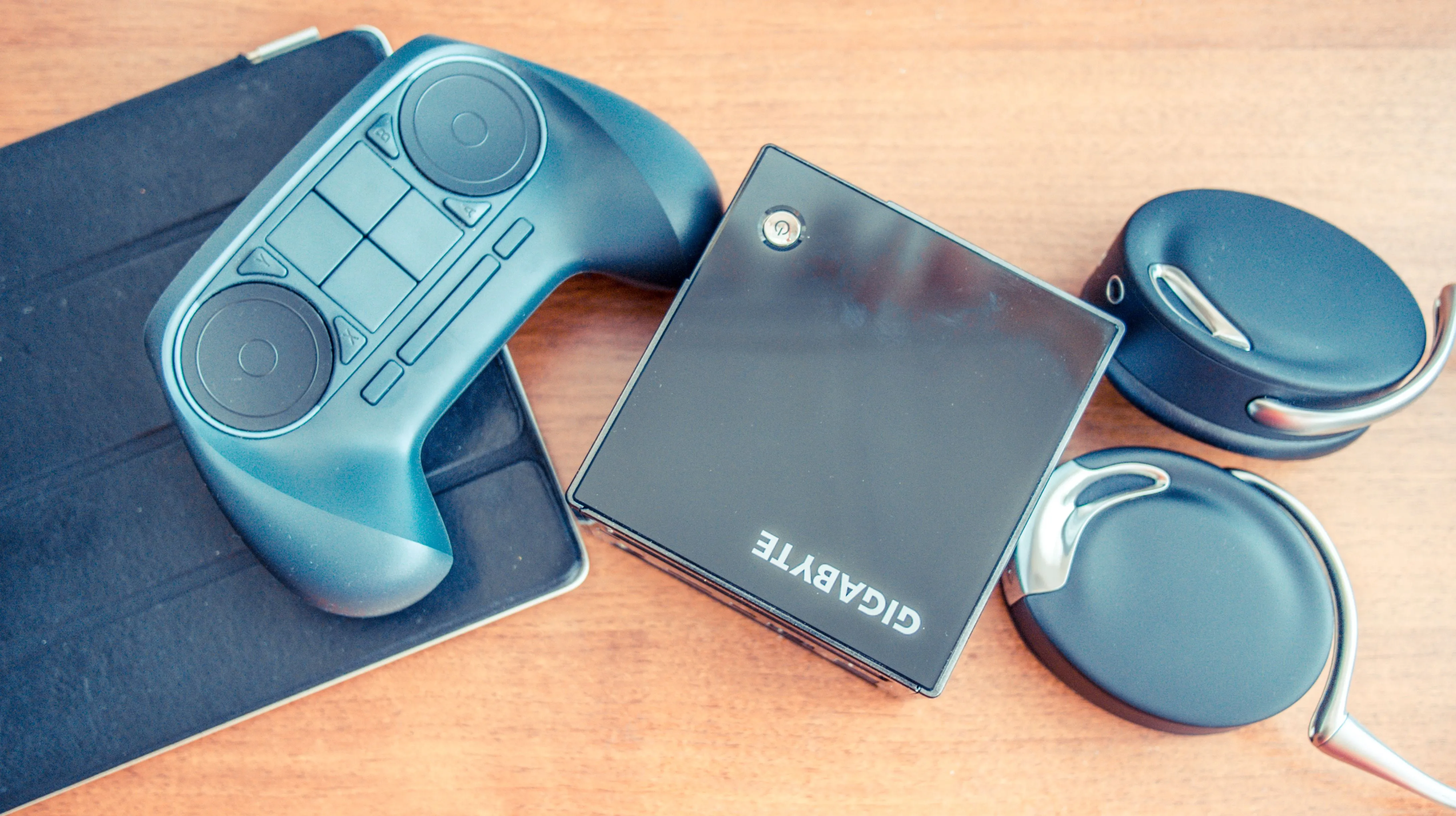Bộ điều khiển Steam Controller đời đầu đặt trên một Steam Machine của Gigabyte, minh họa nỗ lực ban đầu của Valve trong thị trường console PC.