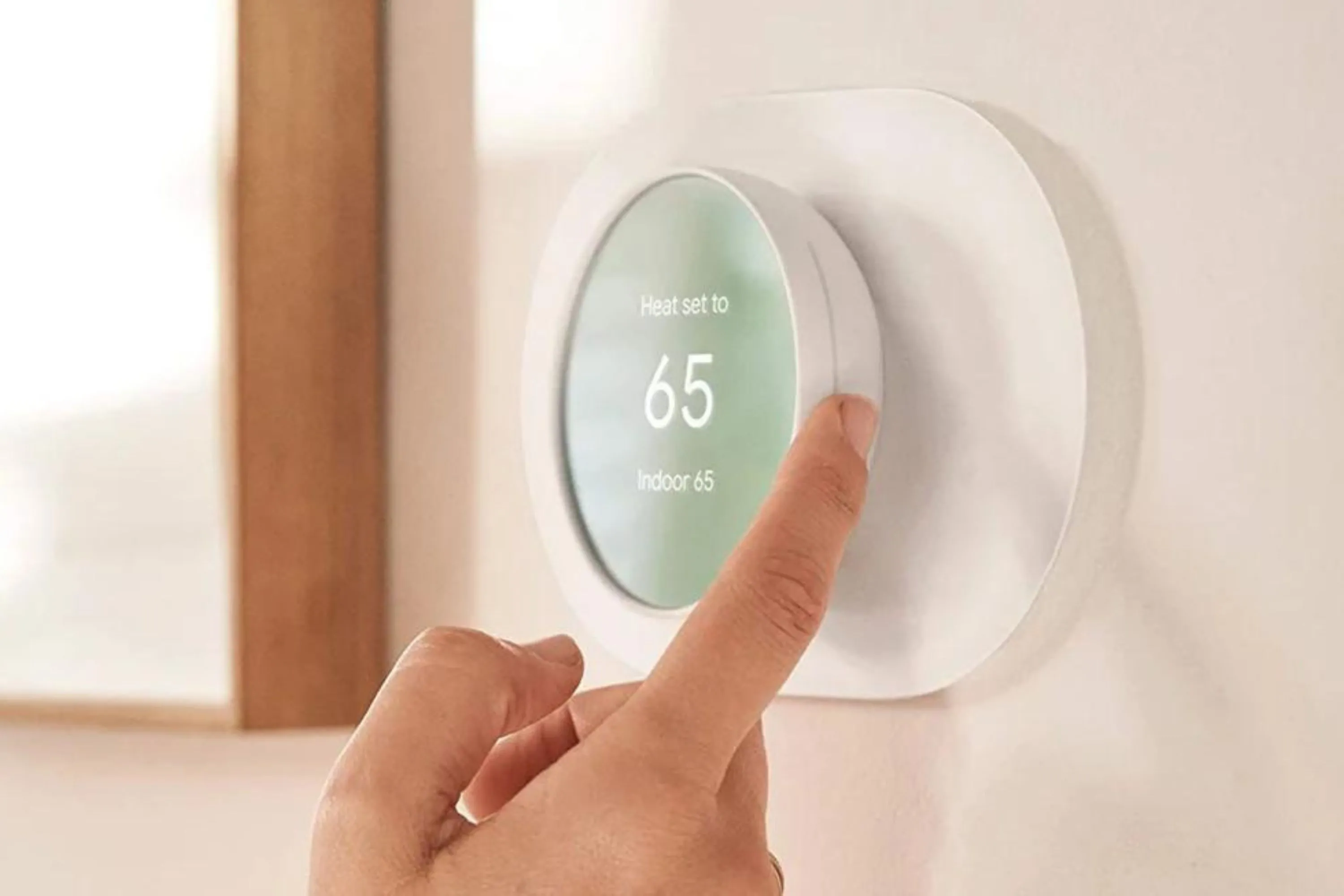 Bộ điều nhiệt thông minh Google Nest, đại diện cho thiết bị nhà thông minh hoạt động hiệu quả trên mạng Wi-Fi 7