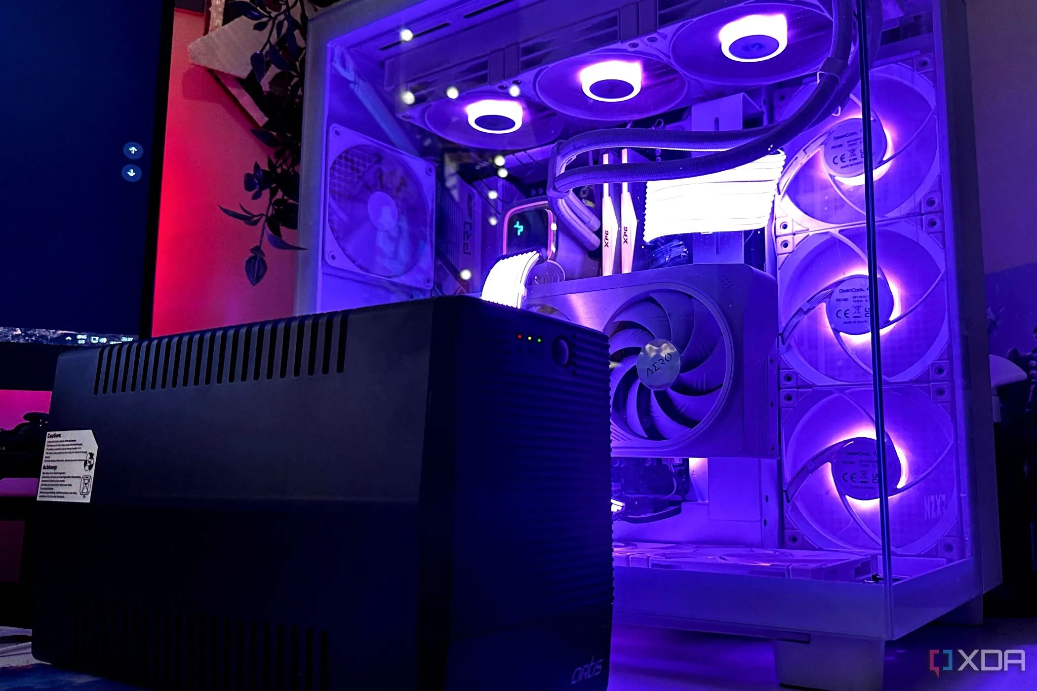 Bộ lưu điện UPS màu đen cạnh thùng PC gaming