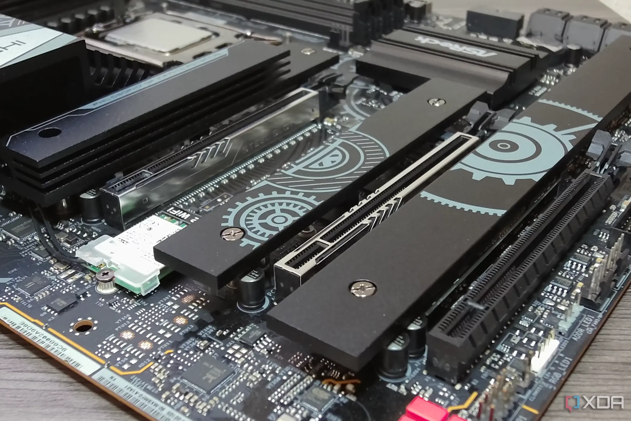 Bo mạch chủ ASRock B650M PG Lightning WiFi với các tản nhiệt M.2