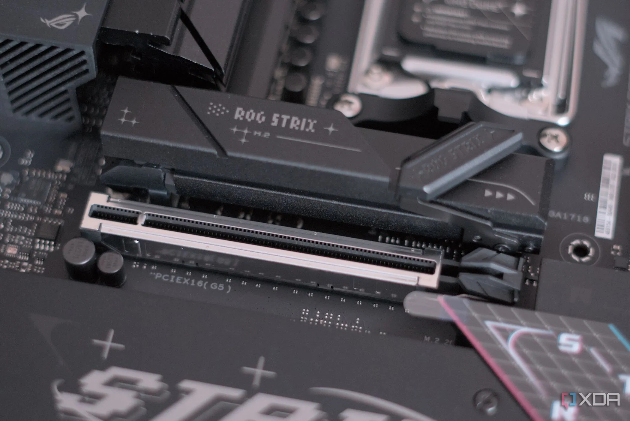 Bo mạch chủ Asus ROG Strix B850-F Gaming WiFi với cơ chế khóa SSD, sẵn sàng cho các ổ PCIe thế hệ mới