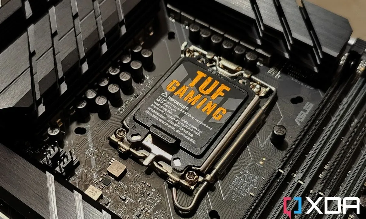 Bo mạch chủ ASUS TUF Gaming Z690-Plus WiFi D4 với các chi tiết gaming và tản nhiệt