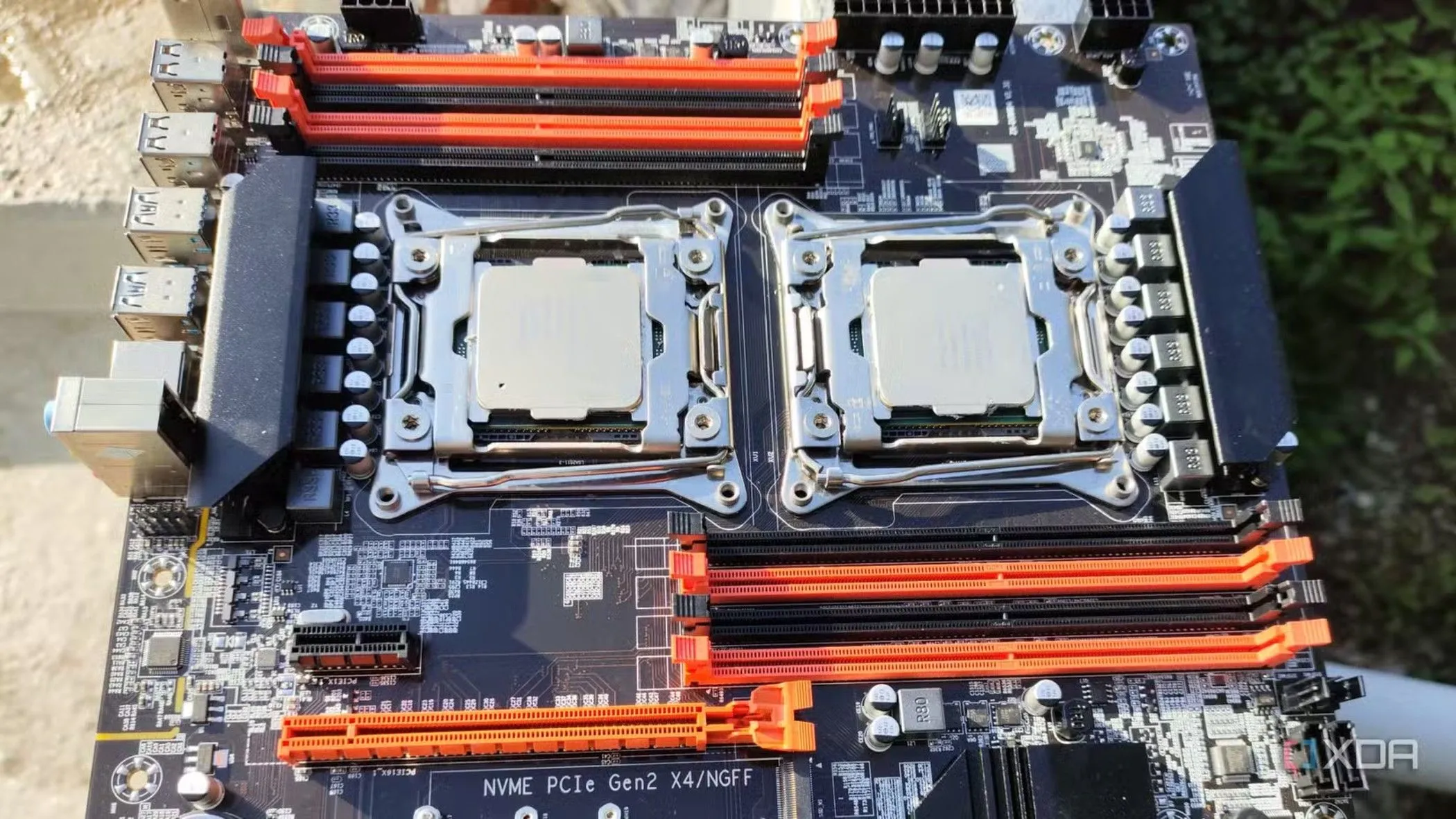 Bo mạch chủ server với nhiều khe cắm CPU Intel Xeon