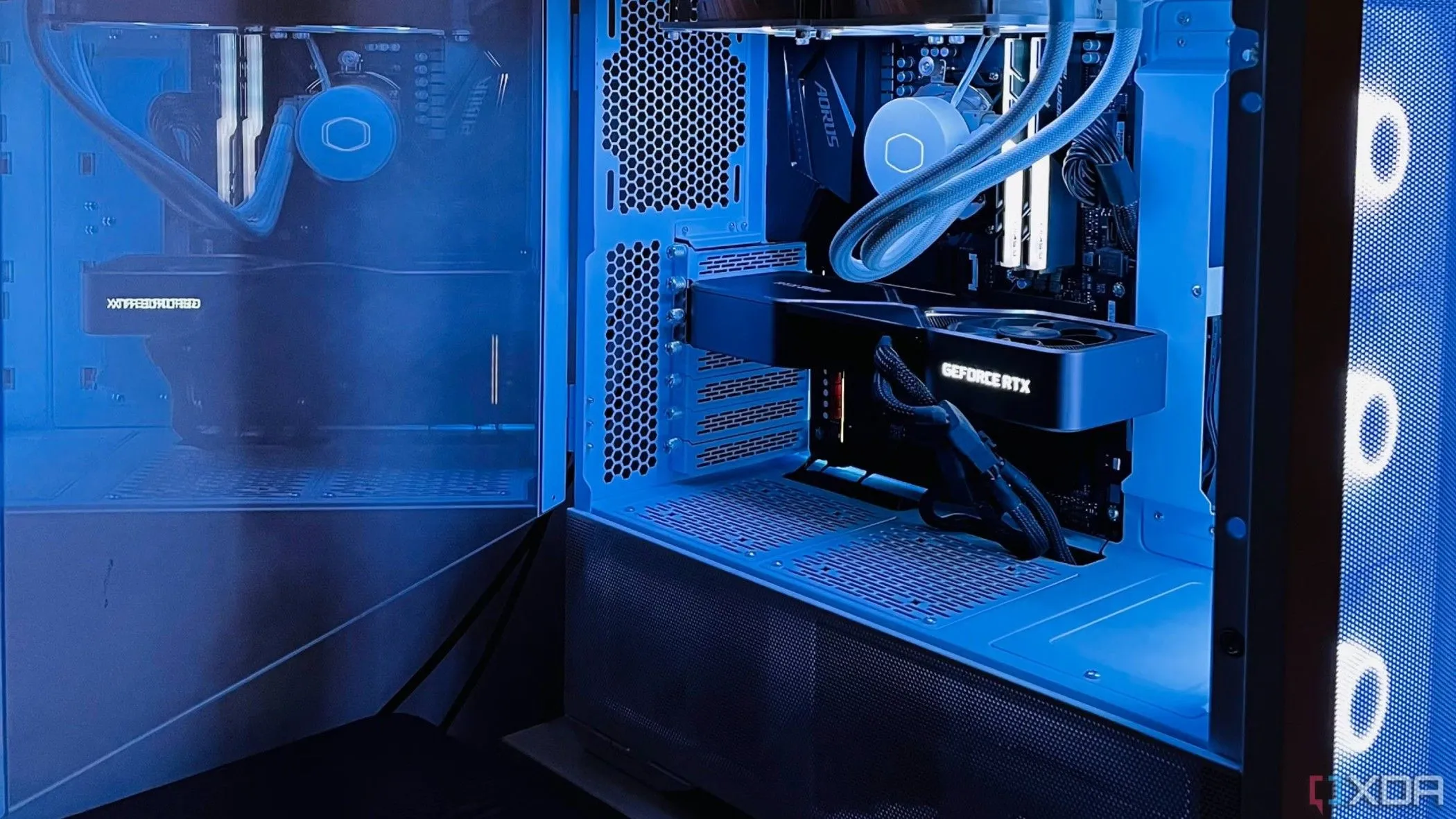 Bộ máy tính gaming với card đồ họa RTX 3080 và chip xử lý Ryzen 7 5700X