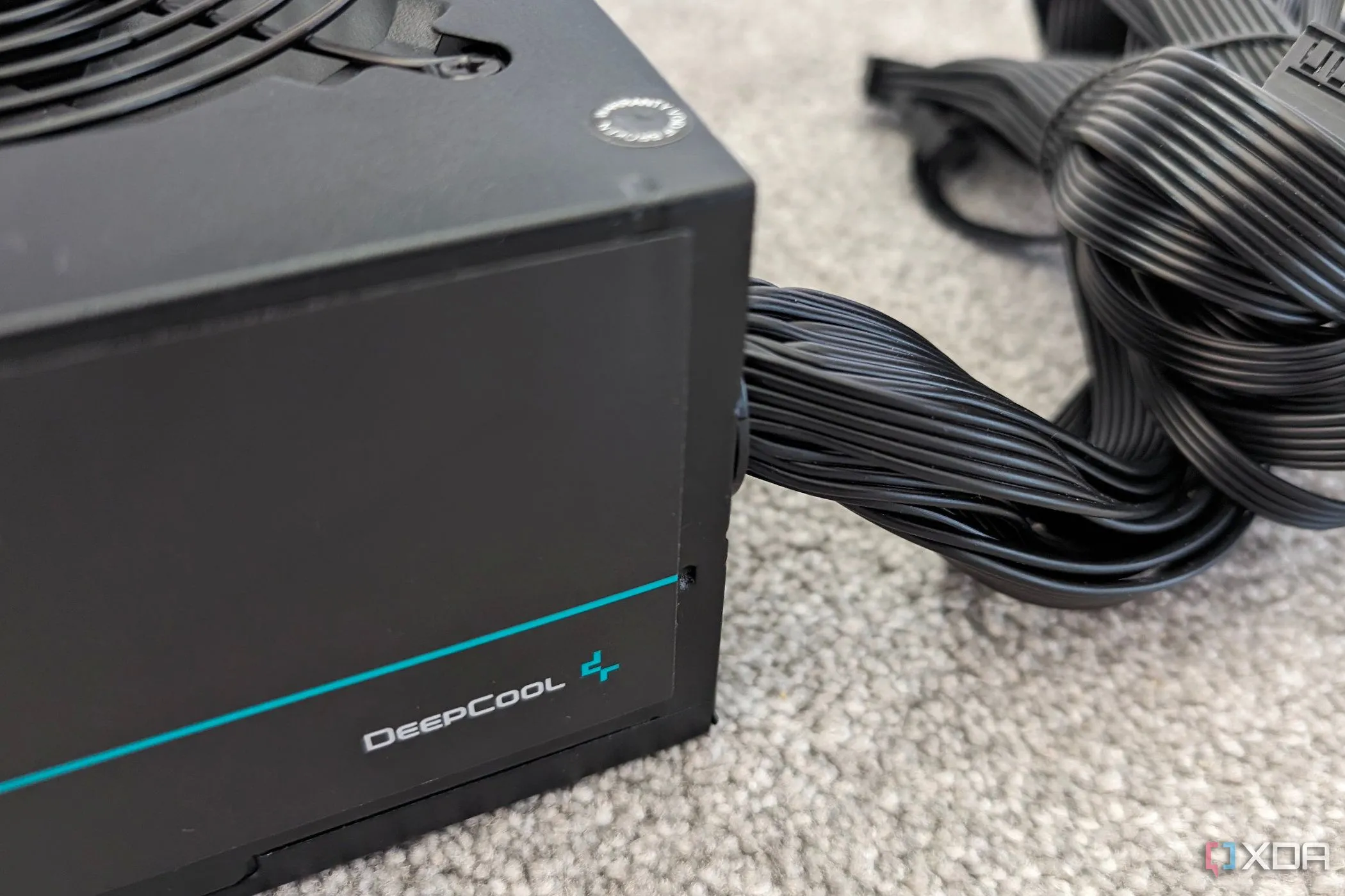 Bộ nguồn (PSU) DeepCool PM500D không module cùng các cáp nguồn, thể hiện tầm quan trọng của PSU và cáp nguồn an toàn trong hệ thống PC